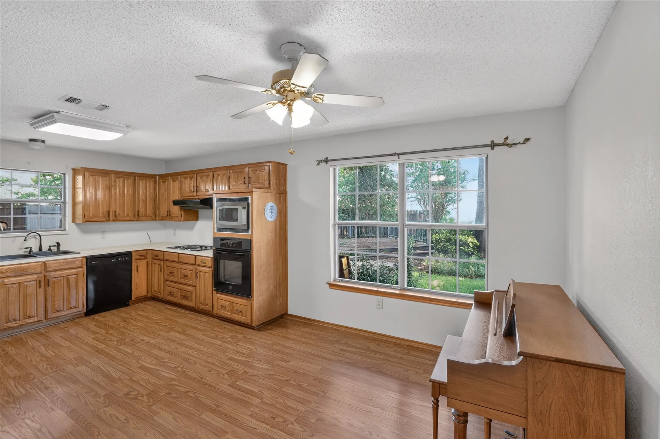 Single Family Residence For Sale in Tarrant County , 5103 El Rancho Court, Arlington, Texas 76017, 3 Bedroom, 2 Bathroom, 2 Garage spaces, 1,683 Sqft, built in 1984, mls#21349102, Real Estate Agent in Arlington, Homes For Sale in Tarrant county, Homes For Sale in Arlington, Realtor in Arlington Texas, Real Estate Brokerage Independent Realty Texas, Luminita Cordes Realtor