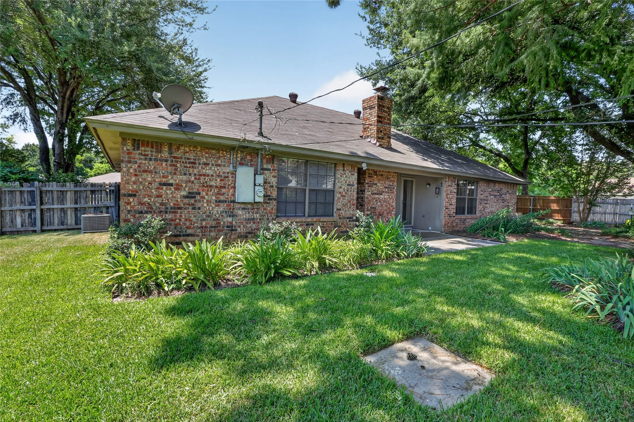 Single Family Residence For Sale in Tarrant County , 5103 El Rancho Court, Arlington, Texas 76017, 3 Bedroom, 2 Bathroom, 2 Garage spaces, 1,683 Sqft, built in 1984, mls#21349102, Real Estate Agent in Arlington, Homes For Sale in Tarrant county, Homes For Sale in Arlington, Realtor in Arlington Texas, Real Estate Brokerage Independent Realty Texas, Luminita Cordes Realtor