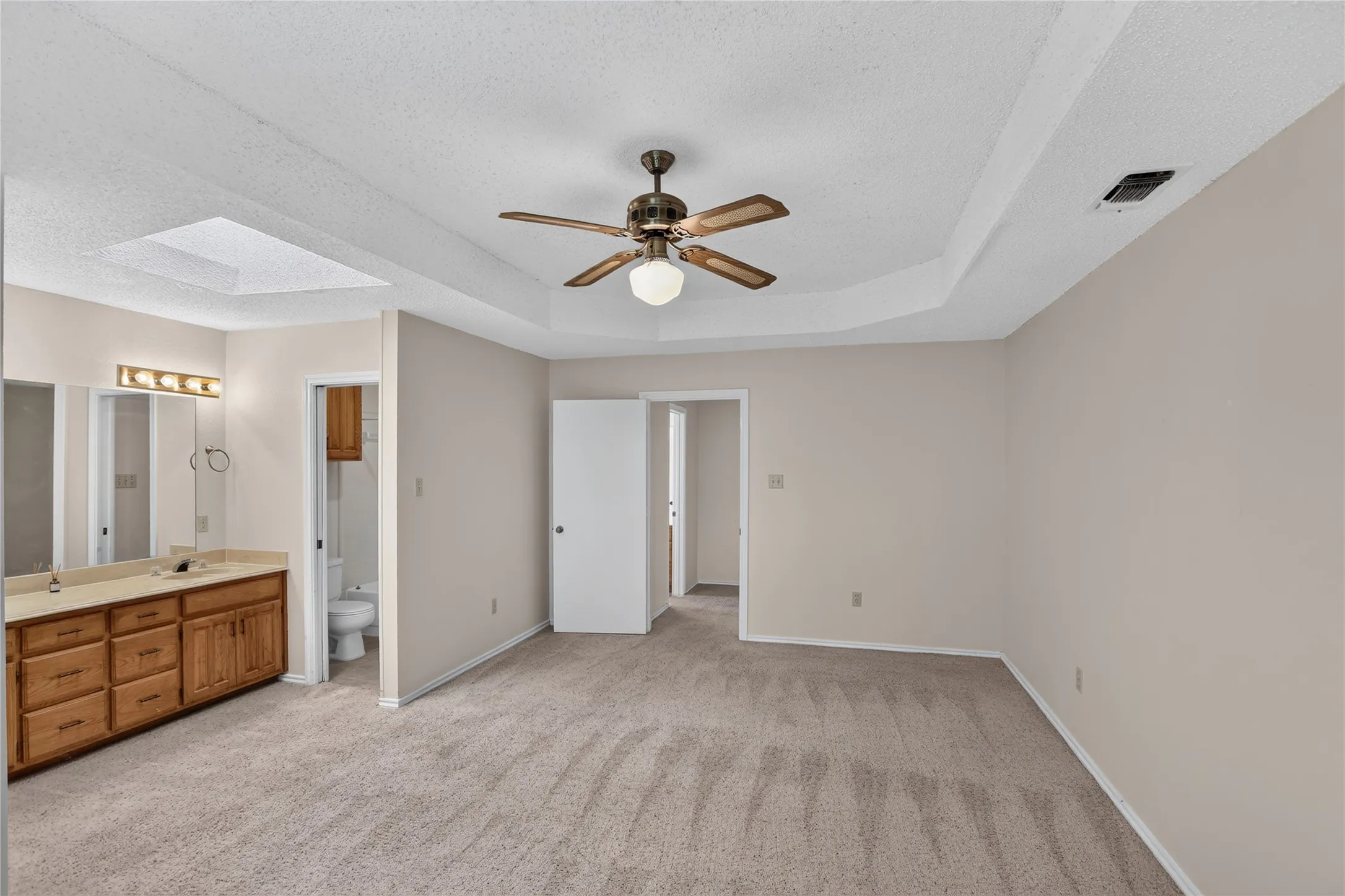 Single Family Residence For Sale in Tarrant County , 5103 El Rancho Court, Arlington, Texas 76017, 3 Bedroom, 2 Bathroom, 2 Garage spaces, 1,683 Sqft, built in 1984, mls#21349102, Real Estate Agent in Arlington, Homes For Sale in Tarrant county, Homes For Sale in Arlington, Realtor in Arlington Texas, Real Estate Brokerage Independent Realty Texas, Luminita Cordes Realtor