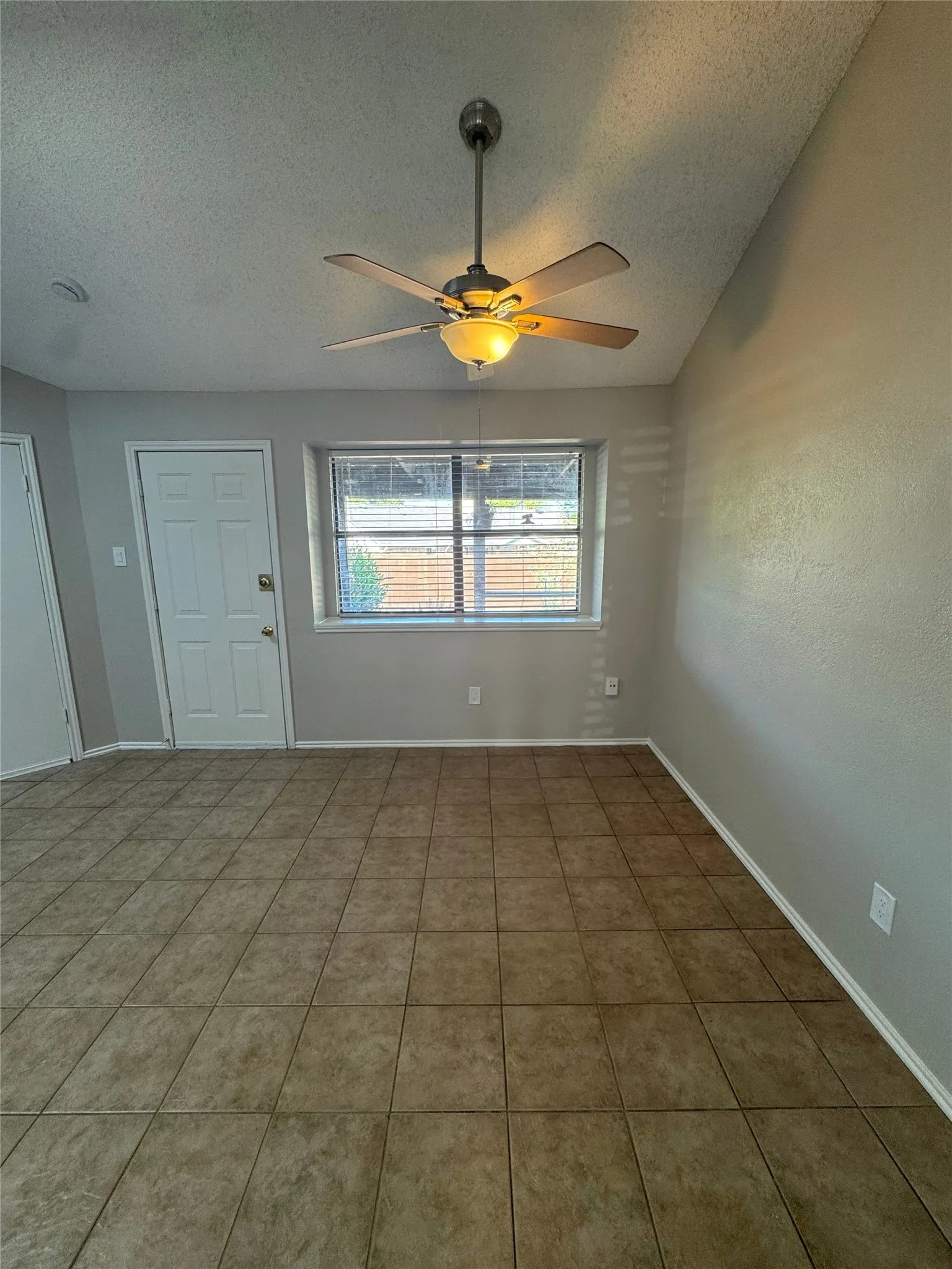 Duplex For Rent in Tarrant County , 1120 Highpoint Road, Bedford, Texas 76022, 2 Bedroom, 2 Bathroom, Garage spaces, 1,275 Sqft, built in 1984, mls#21349825, Real Estate Agent in Bedford, Homes For Rent in Tarrant county, Homes For Rent in Bedford, Realtor in Bedford Texas, Real Estate Brokerage Independent Realty Texas, Luminita Cordes Realtor