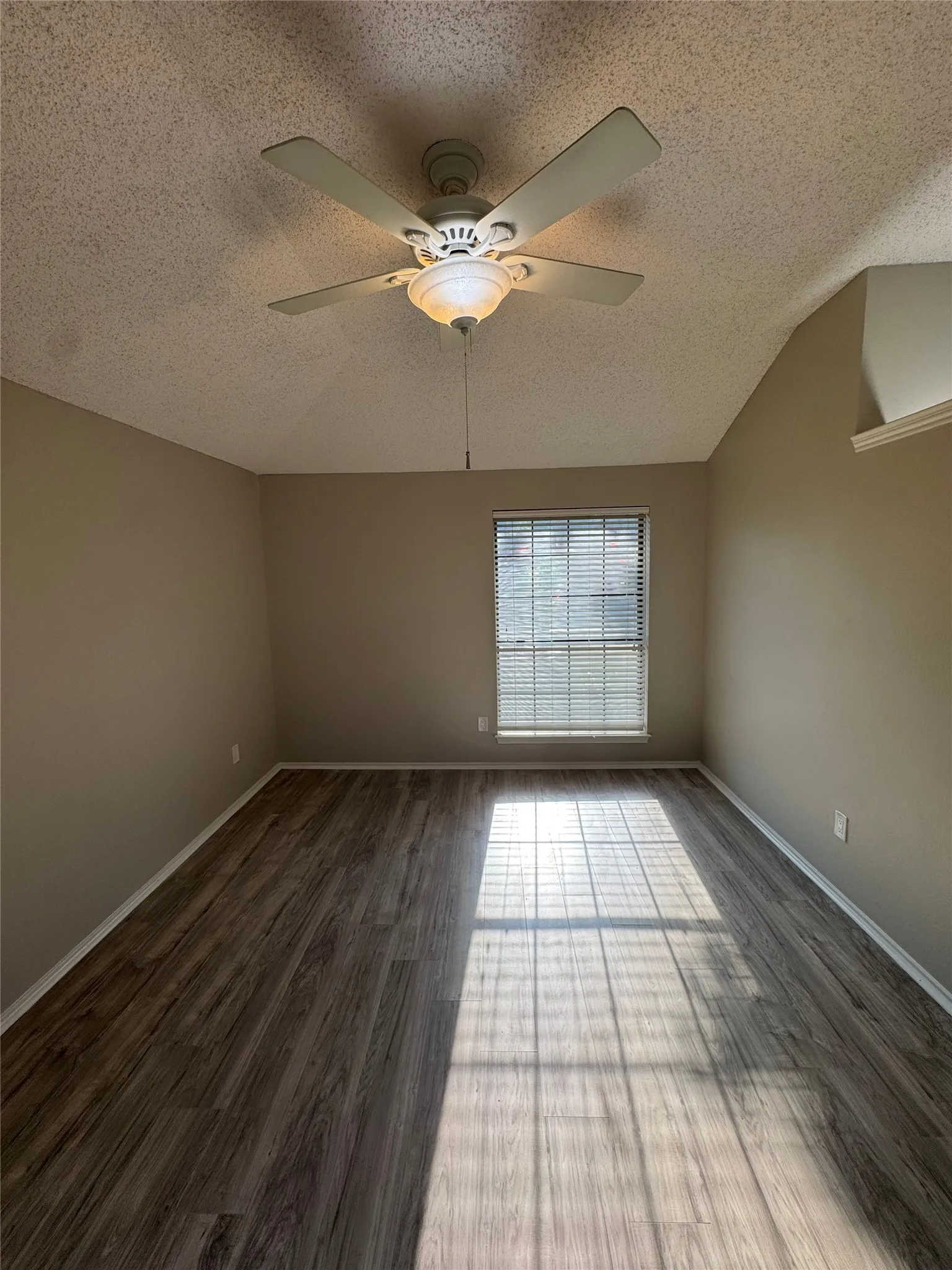 Duplex For Rent in Tarrant County , 1120 Highpoint Road, Bedford, Texas 76022, 2 Bedroom, 2 Bathroom, Garage spaces, 1,275 Sqft, built in 1984, mls#21349825, Real Estate Agent in Bedford, Homes For Rent in Tarrant county, Homes For Rent in Bedford, Realtor in Bedford Texas, Real Estate Brokerage Independent Realty Texas, Luminita Cordes Realtor