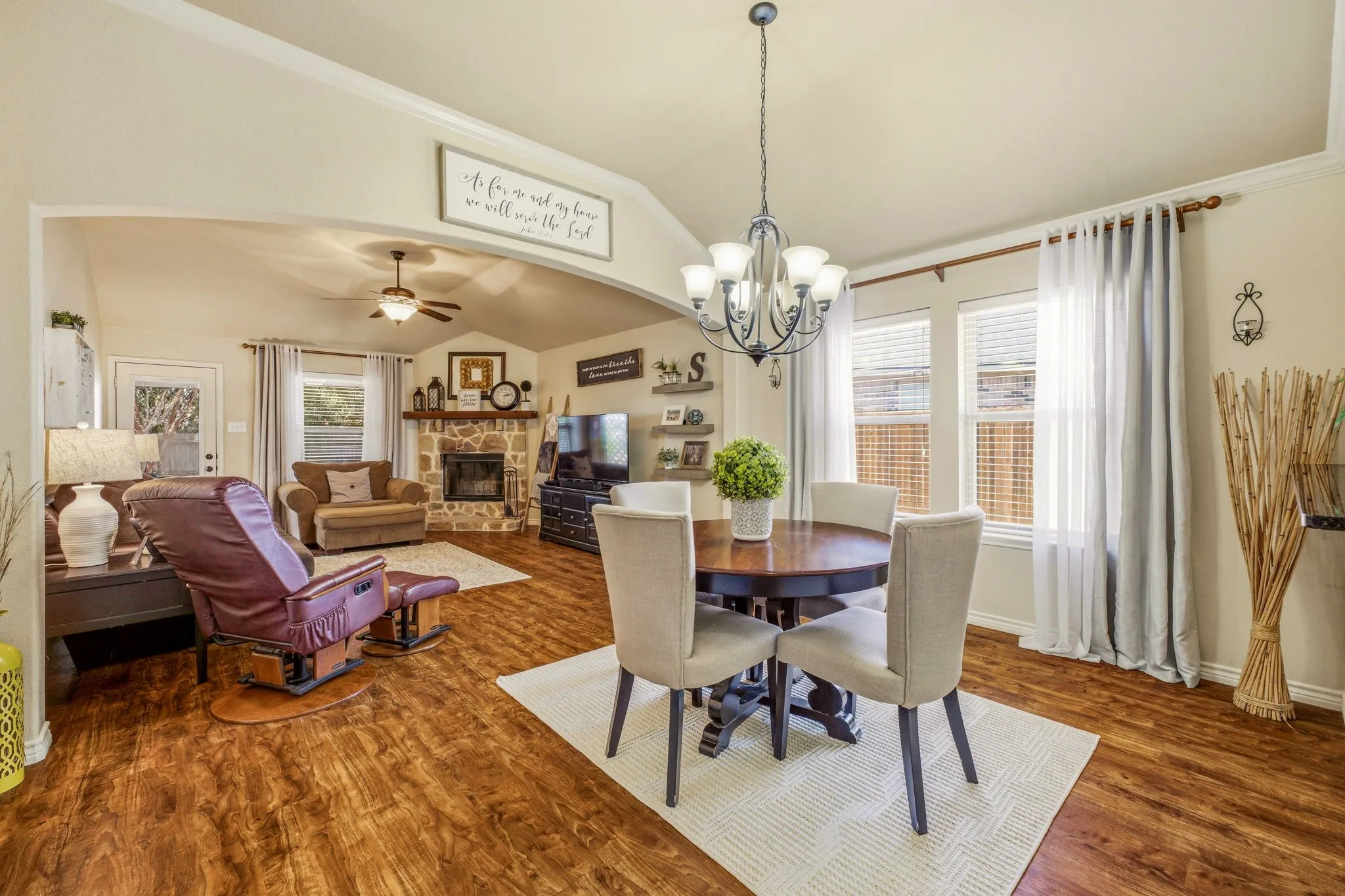 Single Family Residence For Sale in Hood County , 200 Jacinth Lane, Granbury, Texas 76049, 3 Bedroom, 2 Bathroom, 2 Garage spaces, 1,538 Sqft, built in 2008, mls#21349752, Real Estate Agent in Granbury, Homes For Sale in Hood county, Homes For Sale in Granbury, Realtor in Granbury Texas, Real Estate Brokerage Independent Realty Texas, Luminita Cordes Realtor