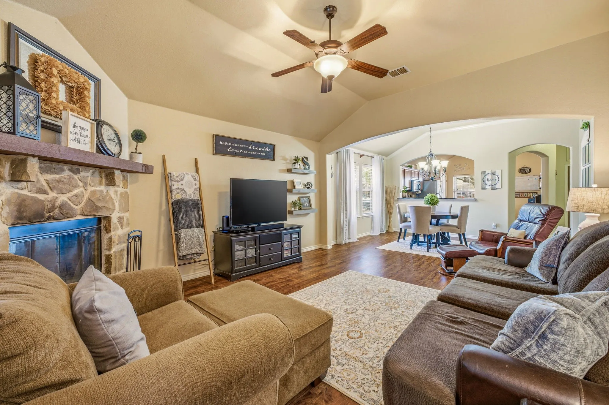 Single Family Residence For Sale in Hood County , 200 Jacinth Lane, Granbury, Texas 76049, 3 Bedroom, 2 Bathroom, 2 Garage spaces, 1,538 Sqft, built in 2008, mls#21349752, Real Estate Agent in Granbury, Homes For Sale in Hood county, Homes For Sale in Granbury, Realtor in Granbury Texas, Real Estate Brokerage Independent Realty Texas, Luminita Cordes Realtor