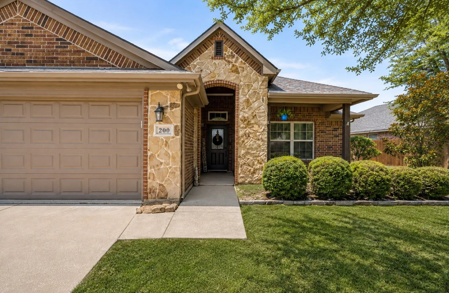 Single Family Residence For Sale in Hood County , 200 Jacinth Lane, Granbury, Texas 76049, 3 Bedroom, 2 Bathroom, 2 Garage spaces, 1,538 Sqft, built in 2008, mls#21349752, Real Estate Agent in Granbury, Homes For Sale in Hood county, Homes For Sale in Granbury, Realtor in Granbury Texas, Real Estate Brokerage Independent Realty Texas, Luminita Cordes Realtor