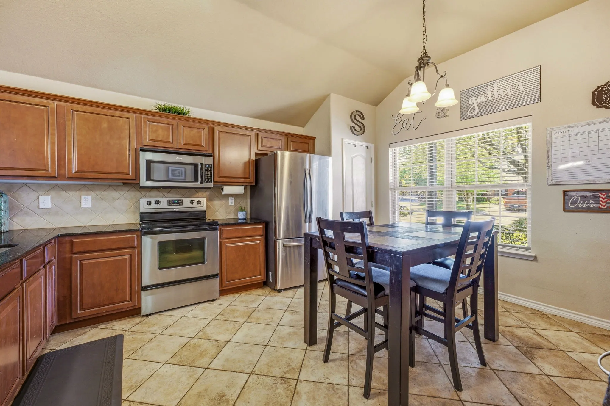 Single Family Residence For Sale in Hood County , 200 Jacinth Lane, Granbury, Texas 76049, 3 Bedroom, 2 Bathroom, 2 Garage spaces, 1,538 Sqft, built in 2008, mls#21349752, Real Estate Agent in Granbury, Homes For Sale in Hood county, Homes For Sale in Granbury, Realtor in Granbury Texas, Real Estate Brokerage Independent Realty Texas, Luminita Cordes Realtor