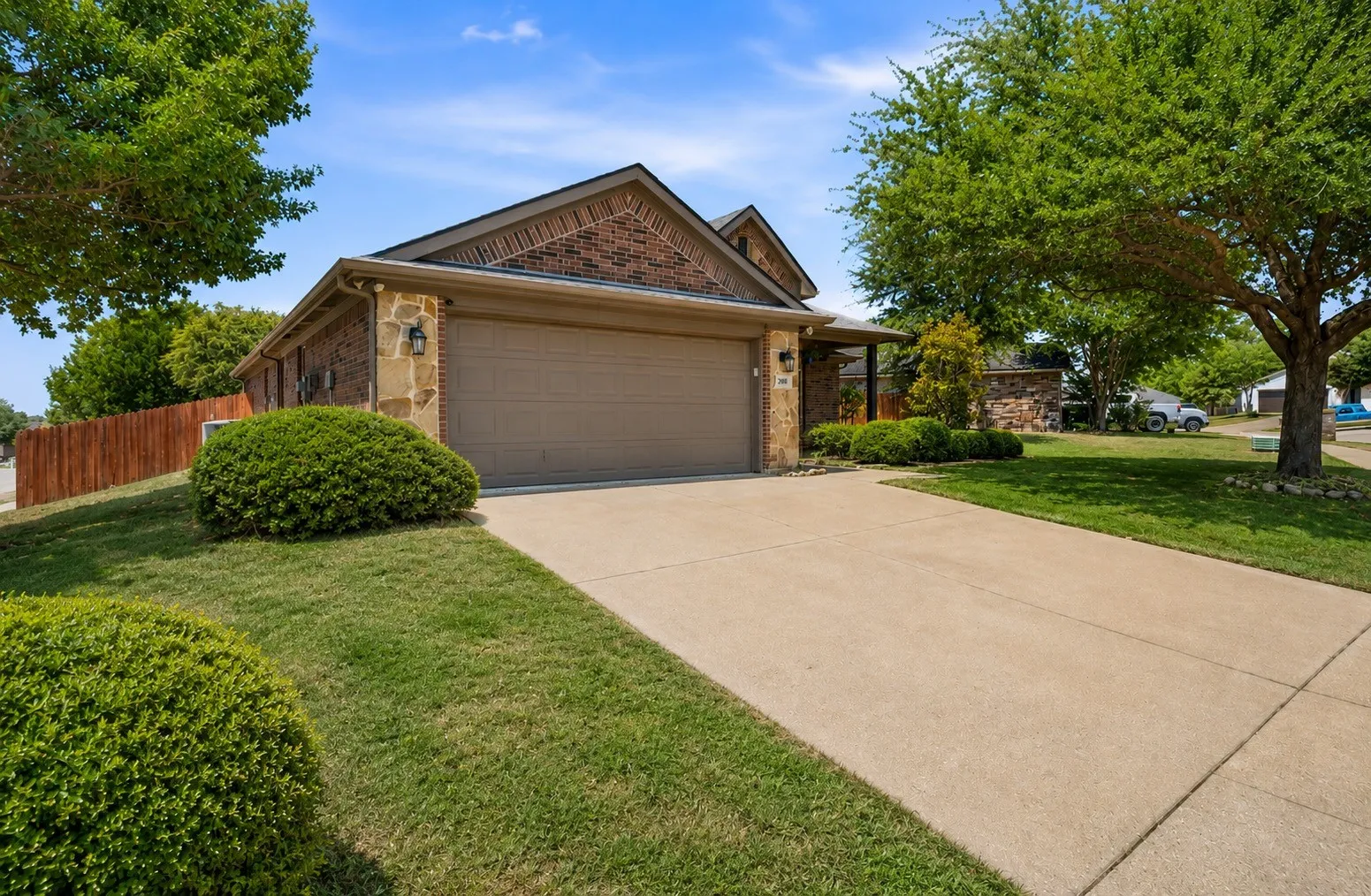 Single Family Residence For Sale in Hood County , 200 Jacinth Lane, Granbury, Texas 76049, 3 Bedroom, 2 Bathroom, 2 Garage spaces, 1,538 Sqft, built in 2008, mls#21349752, Real Estate Agent in Granbury, Homes For Sale in Hood county, Homes For Sale in Granbury, Realtor in Granbury Texas, Real Estate Brokerage Independent Realty Texas, Luminita Cordes Realtor