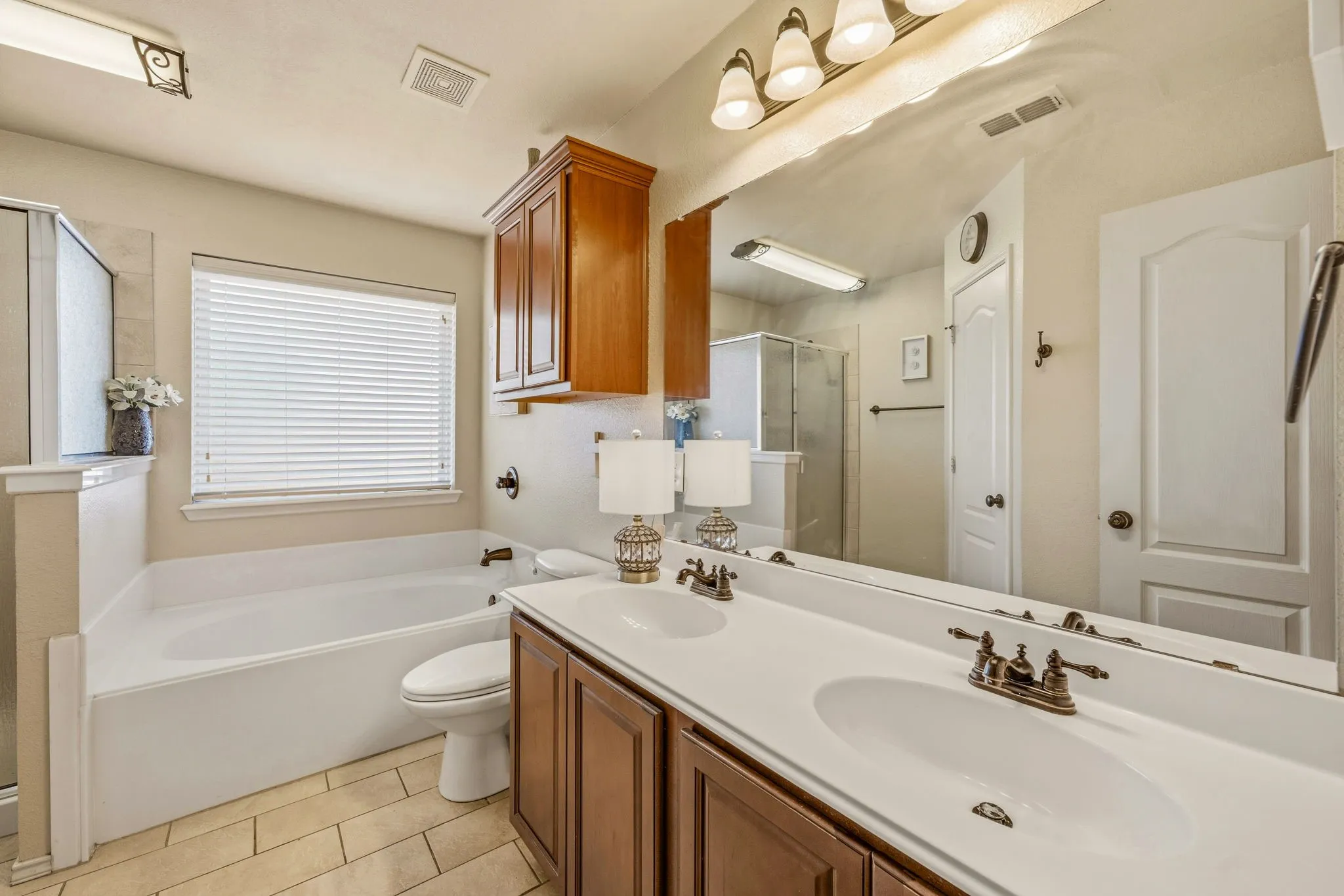 Single Family Residence For Sale in Hood County , 200 Jacinth Lane, Granbury, Texas 76049, 3 Bedroom, 2 Bathroom, 2 Garage spaces, 1,538 Sqft, built in 2008, mls#21349752, Real Estate Agent in Granbury, Homes For Sale in Hood county, Homes For Sale in Granbury, Realtor in Granbury Texas, Real Estate Brokerage Independent Realty Texas, Luminita Cordes Realtor