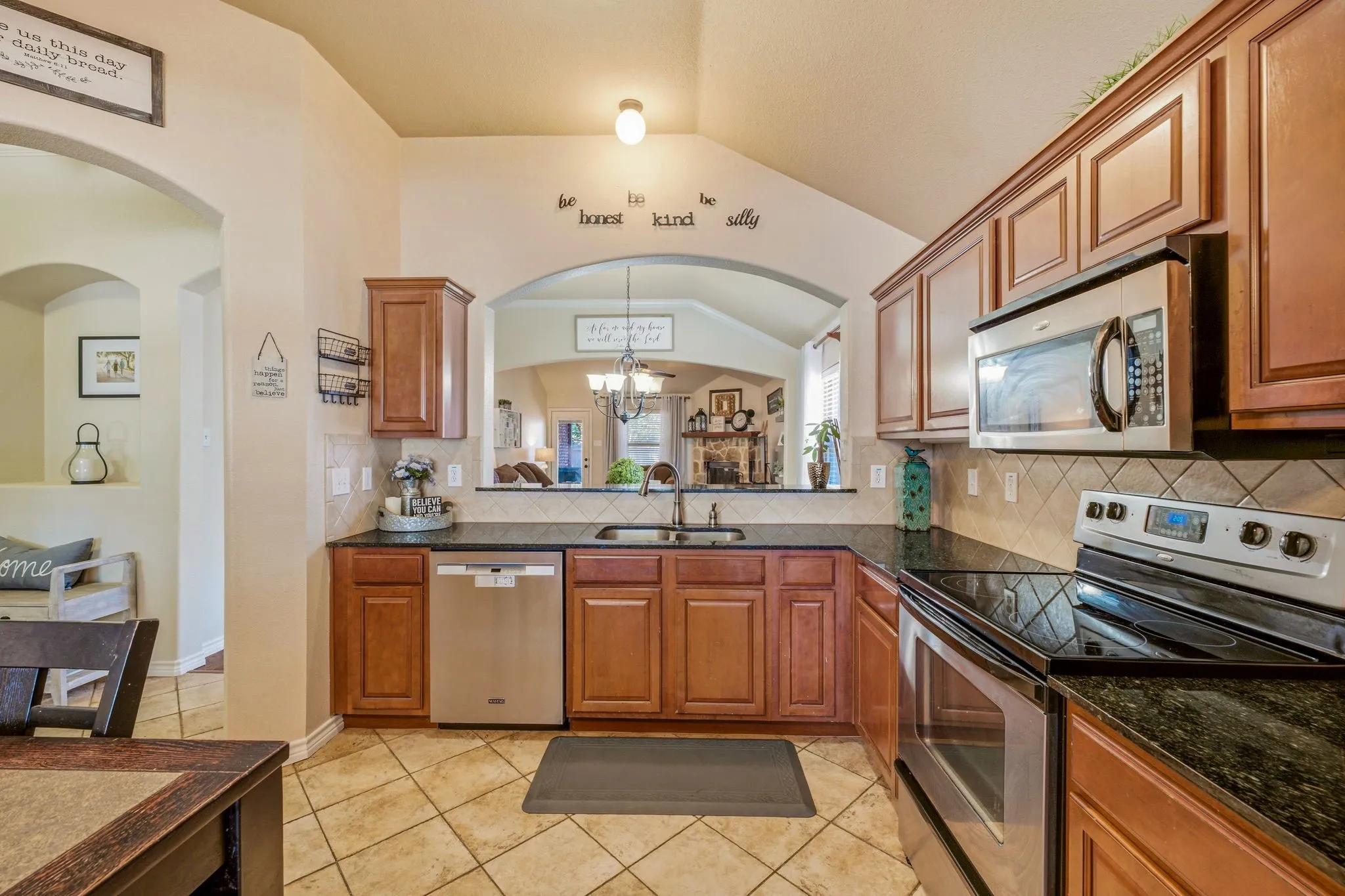 Single Family Residence For Sale in Hood County , 200 Jacinth Lane, Granbury, Texas 76049, 3 Bedroom, 2 Bathroom, 2 Garage spaces, 1,538 Sqft, built in 2008, mls#21349752, Real Estate Agent in Granbury, Homes For Sale in Hood county, Homes For Sale in Granbury, Realtor in Granbury Texas, Real Estate Brokerage Independent Realty Texas, Luminita Cordes Realtor