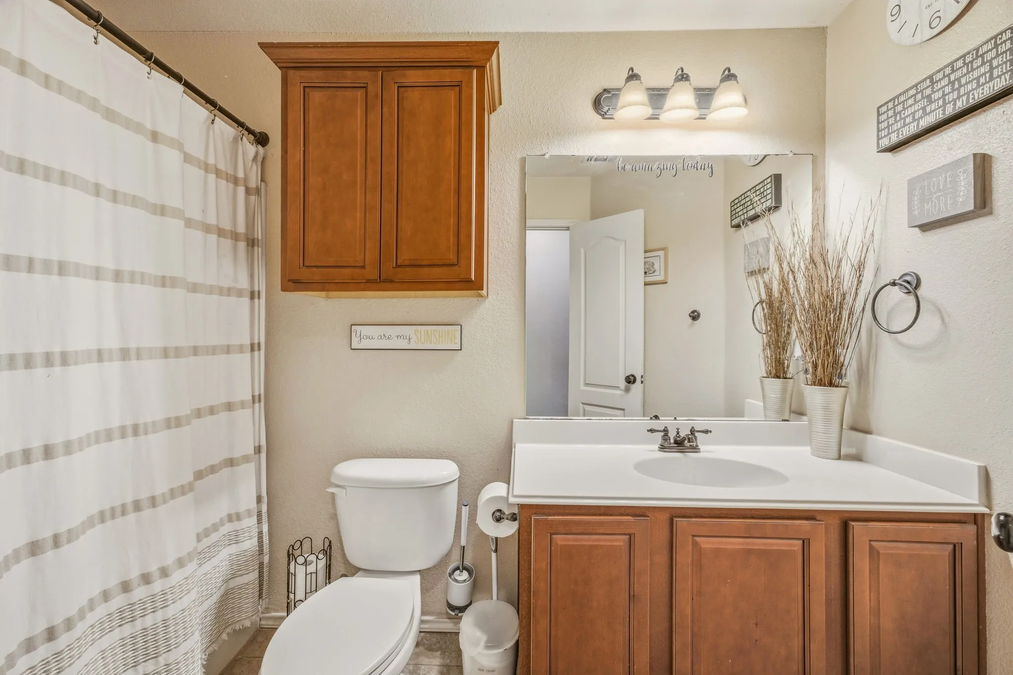 Single Family Residence For Sale in Hood County , 200 Jacinth Lane, Granbury, Texas 76049, 3 Bedroom, 2 Bathroom, 2 Garage spaces, 1,538 Sqft, built in 2008, mls#21349752, Real Estate Agent in Granbury, Homes For Sale in Hood county, Homes For Sale in Granbury, Realtor in Granbury Texas, Real Estate Brokerage Independent Realty Texas, Luminita Cordes Realtor