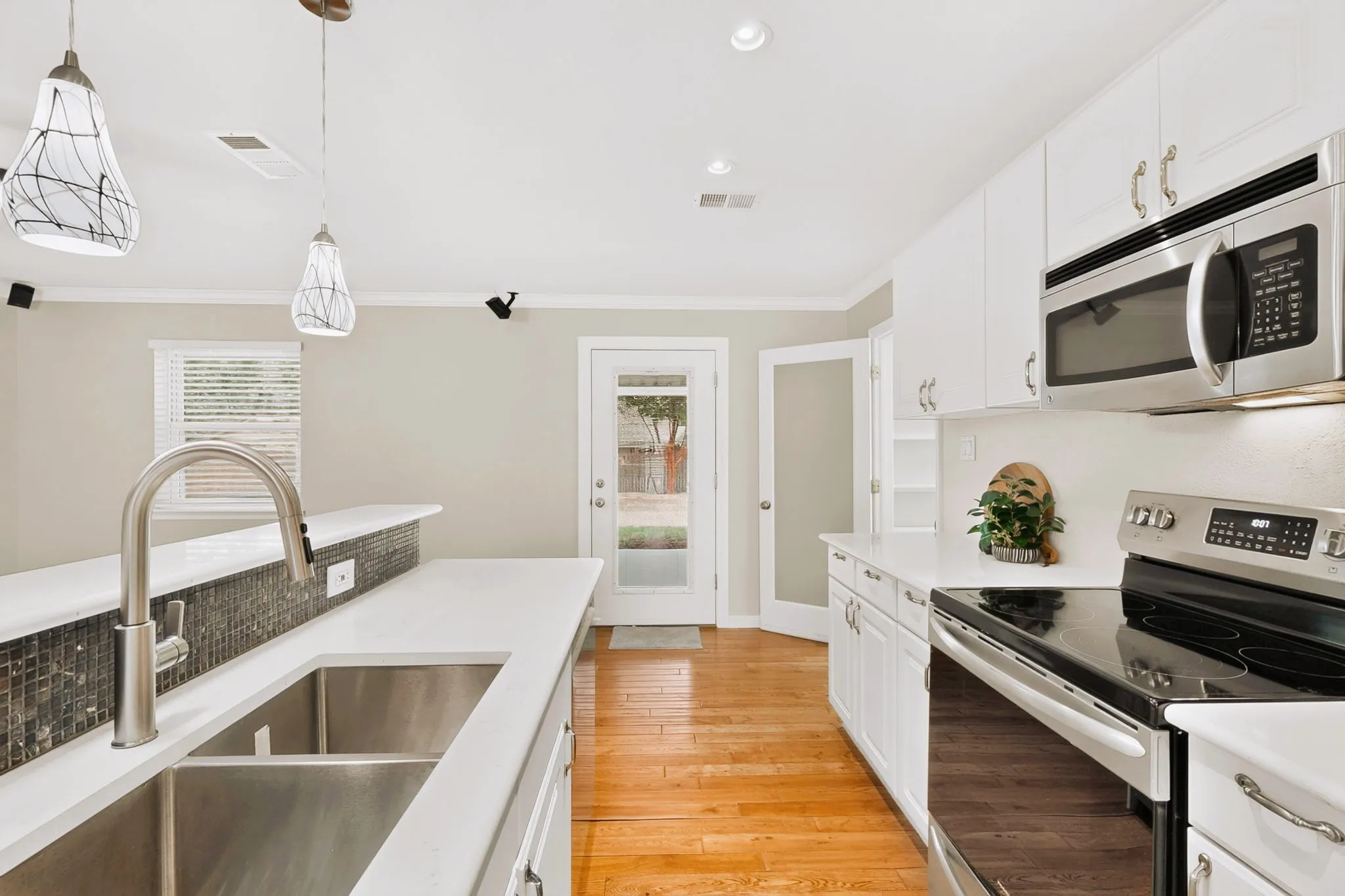 Single Family Residence For Sale in Tarrant County , 1207 Aransas Drive, Euless, Texas 76039, 3 Bedroom, 1 Bathroom, 1 Garage spaces, 1,132 Sqft, built in 1963, mls#21348771, Real Estate Agent in Euless, Homes For Sale in Tarrant county, Homes For Sale in Euless, Realtor in Euless Texas, Real Estate Brokerage Independent Realty Texas, Luminita Cordes Realtor
