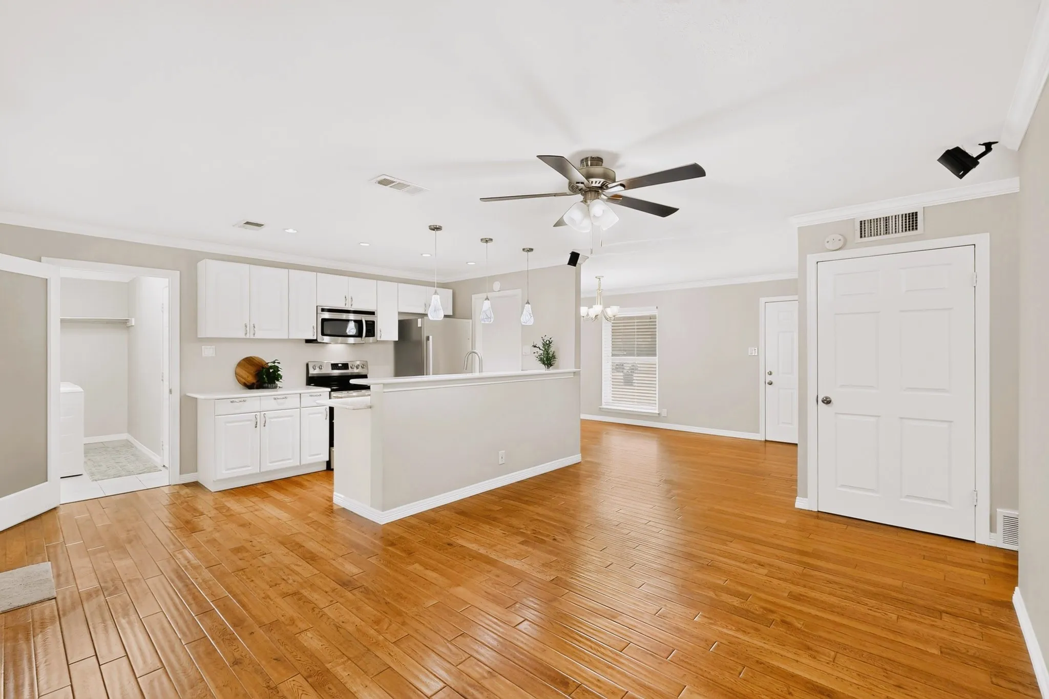 Single Family Residence For Sale in Tarrant County , 1207 Aransas Drive, Euless, Texas 76039, 3 Bedroom, 1 Bathroom, 1 Garage spaces, 1,132 Sqft, built in 1963, mls#21348771, Real Estate Agent in Euless, Homes For Sale in Tarrant county, Homes For Sale in Euless, Realtor in Euless Texas, Real Estate Brokerage Independent Realty Texas, Luminita Cordes Realtor