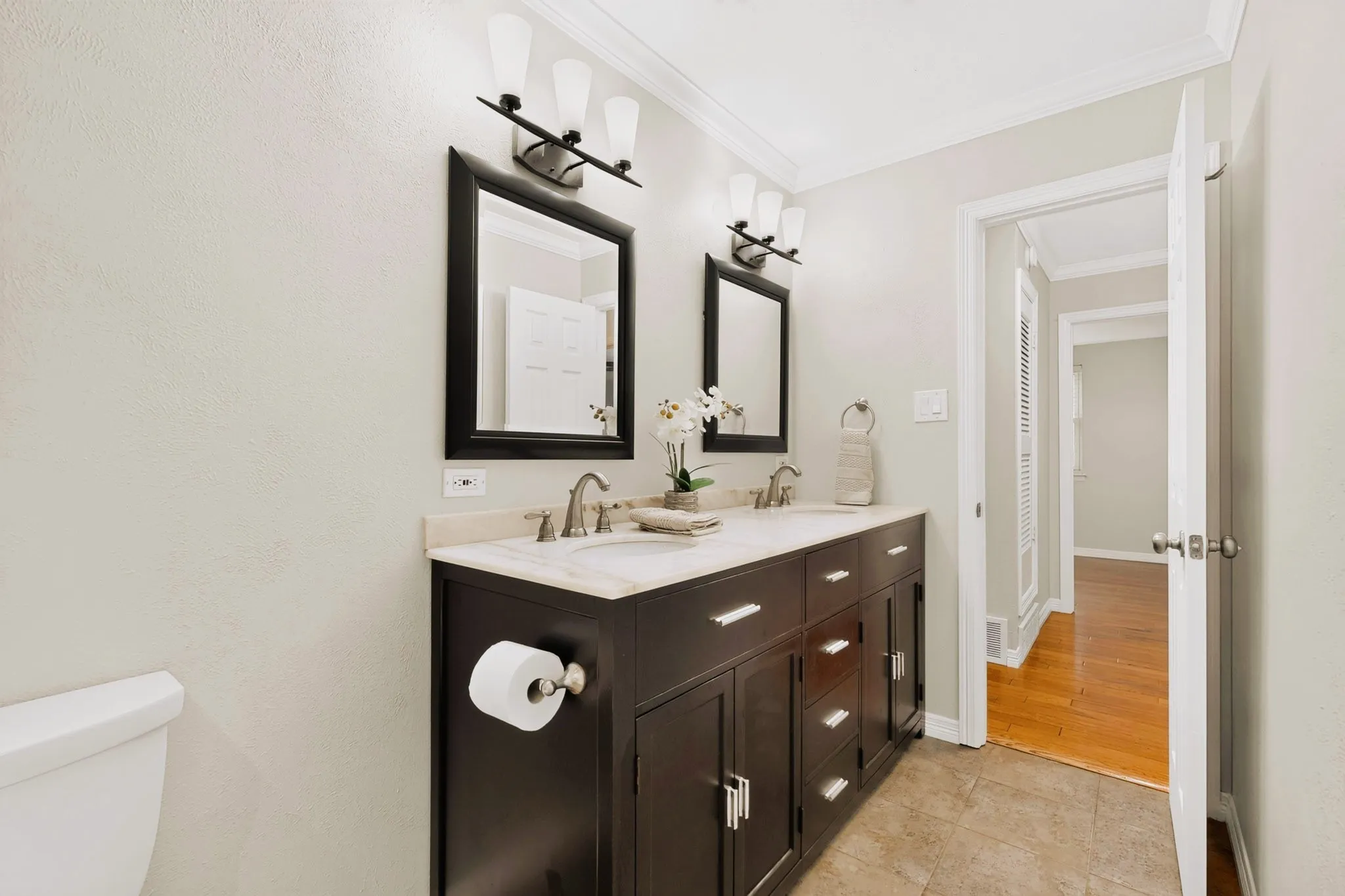 Single Family Residence For Sale in Tarrant County , 1207 Aransas Drive, Euless, Texas 76039, 3 Bedroom, 1 Bathroom, 1 Garage spaces, 1,132 Sqft, built in 1963, mls#21348771, Real Estate Agent in Euless, Homes For Sale in Tarrant county, Homes For Sale in Euless, Realtor in Euless Texas, Real Estate Brokerage Independent Realty Texas, Luminita Cordes Realtor