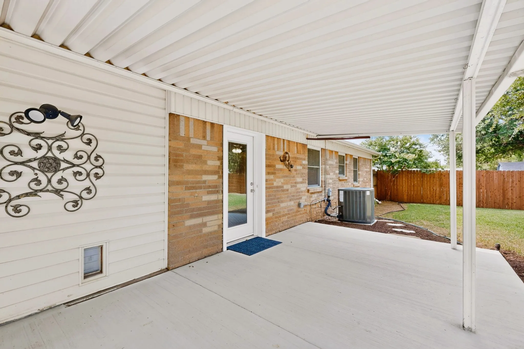 Single Family Residence For Sale in Tarrant County , 1207 Aransas Drive, Euless, Texas 76039, 3 Bedroom, 1 Bathroom, 1 Garage spaces, 1,132 Sqft, built in 1963, mls#21348771, Real Estate Agent in Euless, Homes For Sale in Tarrant county, Homes For Sale in Euless, Realtor in Euless Texas, Real Estate Brokerage Independent Realty Texas, Luminita Cordes Realtor