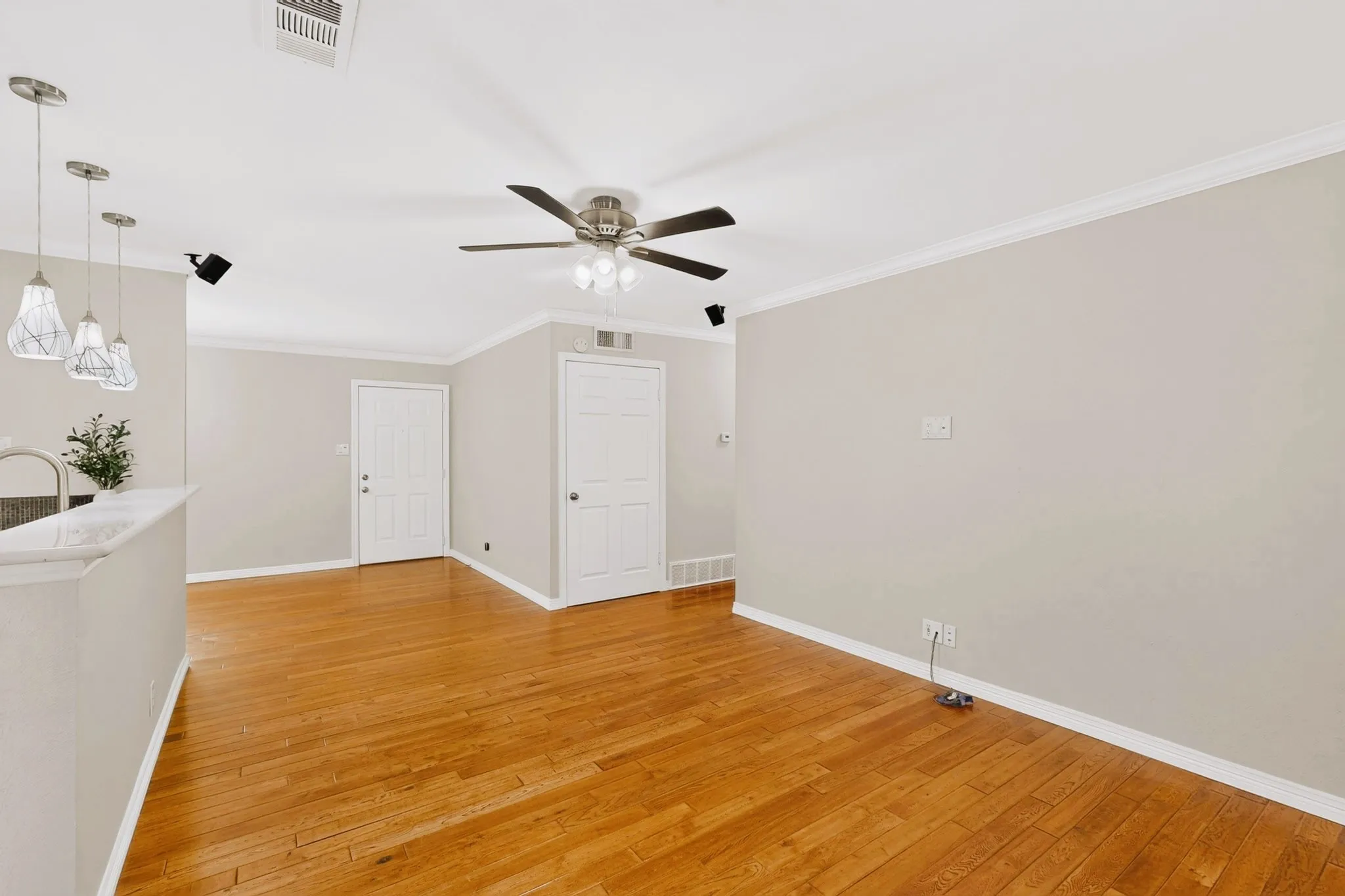Single Family Residence For Sale in Tarrant County , 1207 Aransas Drive, Euless, Texas 76039, 3 Bedroom, 1 Bathroom, 1 Garage spaces, 1,132 Sqft, built in 1963, mls#21348771, Real Estate Agent in Euless, Homes For Sale in Tarrant county, Homes For Sale in Euless, Realtor in Euless Texas, Real Estate Brokerage Independent Realty Texas, Luminita Cordes Realtor