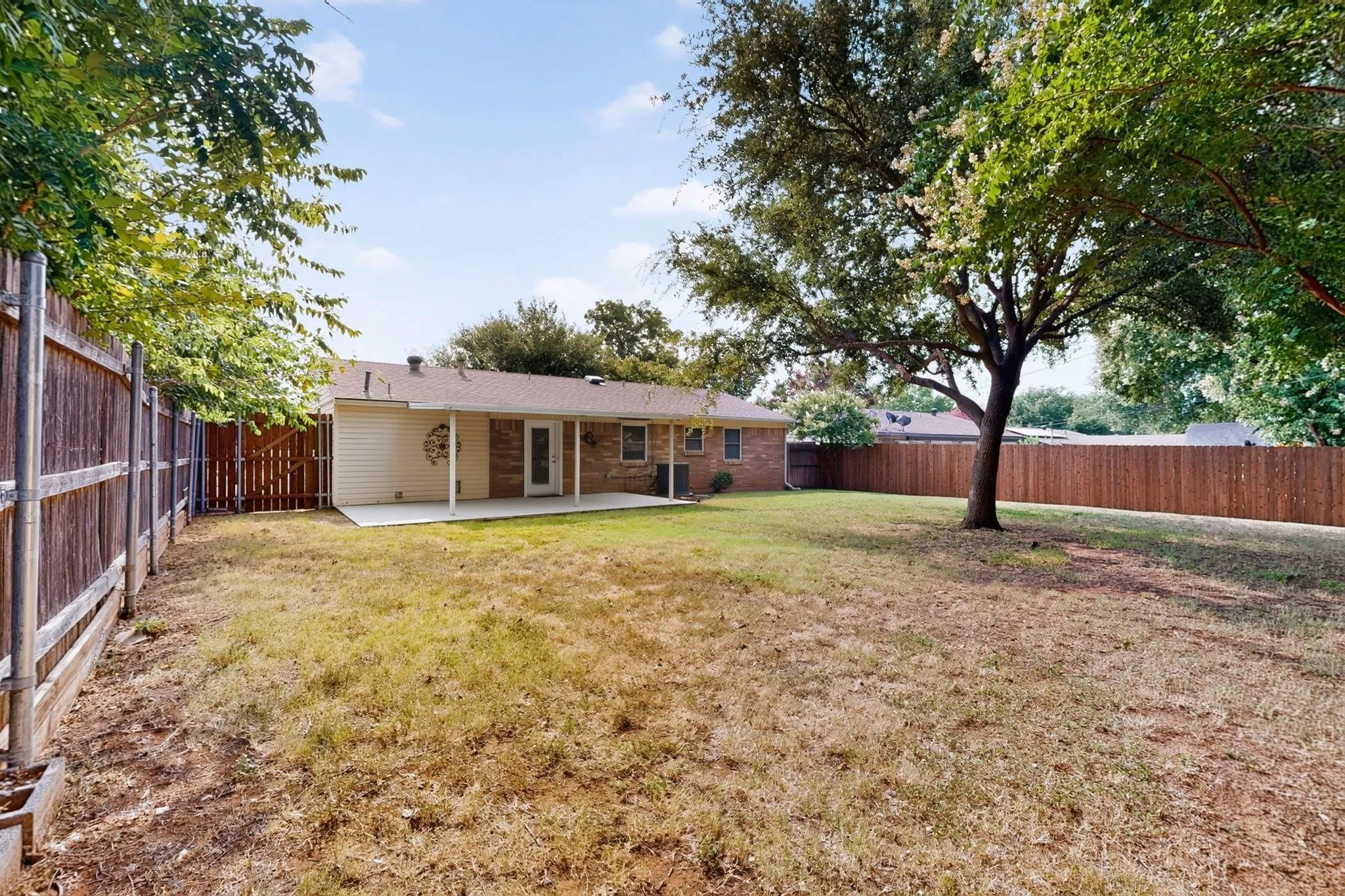 Single Family Residence For Sale in Tarrant County , 1207 Aransas Drive, Euless, Texas 76039, 3 Bedroom, 1 Bathroom, 1 Garage spaces, 1,132 Sqft, built in 1963, mls#21348771, Real Estate Agent in Euless, Homes For Sale in Tarrant county, Homes For Sale in Euless, Realtor in Euless Texas, Real Estate Brokerage Independent Realty Texas, Luminita Cordes Realtor
