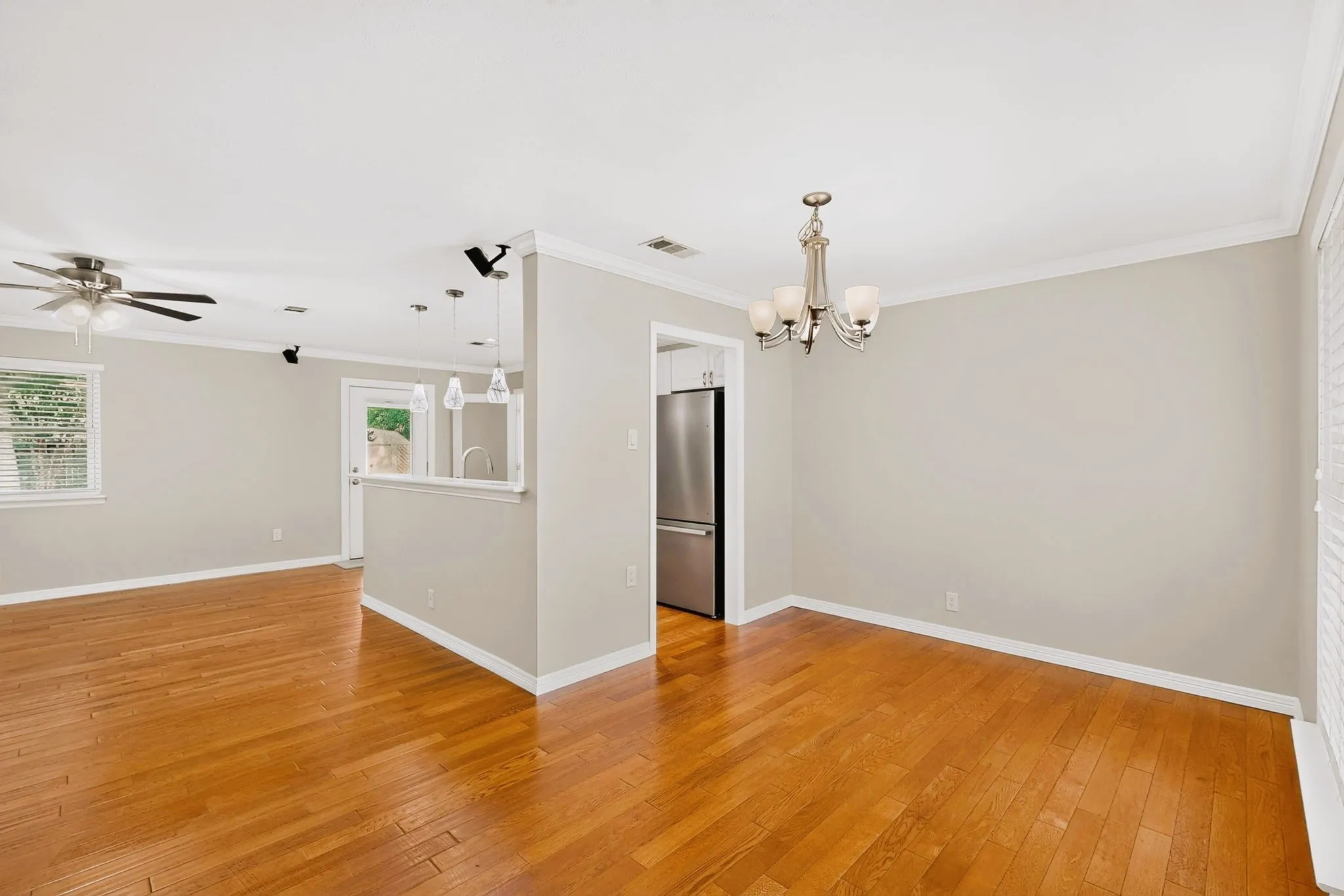 Single Family Residence For Sale in Tarrant County , 1207 Aransas Drive, Euless, Texas 76039, 3 Bedroom, 1 Bathroom, 1 Garage spaces, 1,132 Sqft, built in 1963, mls#21348771, Real Estate Agent in Euless, Homes For Sale in Tarrant county, Homes For Sale in Euless, Realtor in Euless Texas, Real Estate Brokerage Independent Realty Texas, Luminita Cordes Realtor