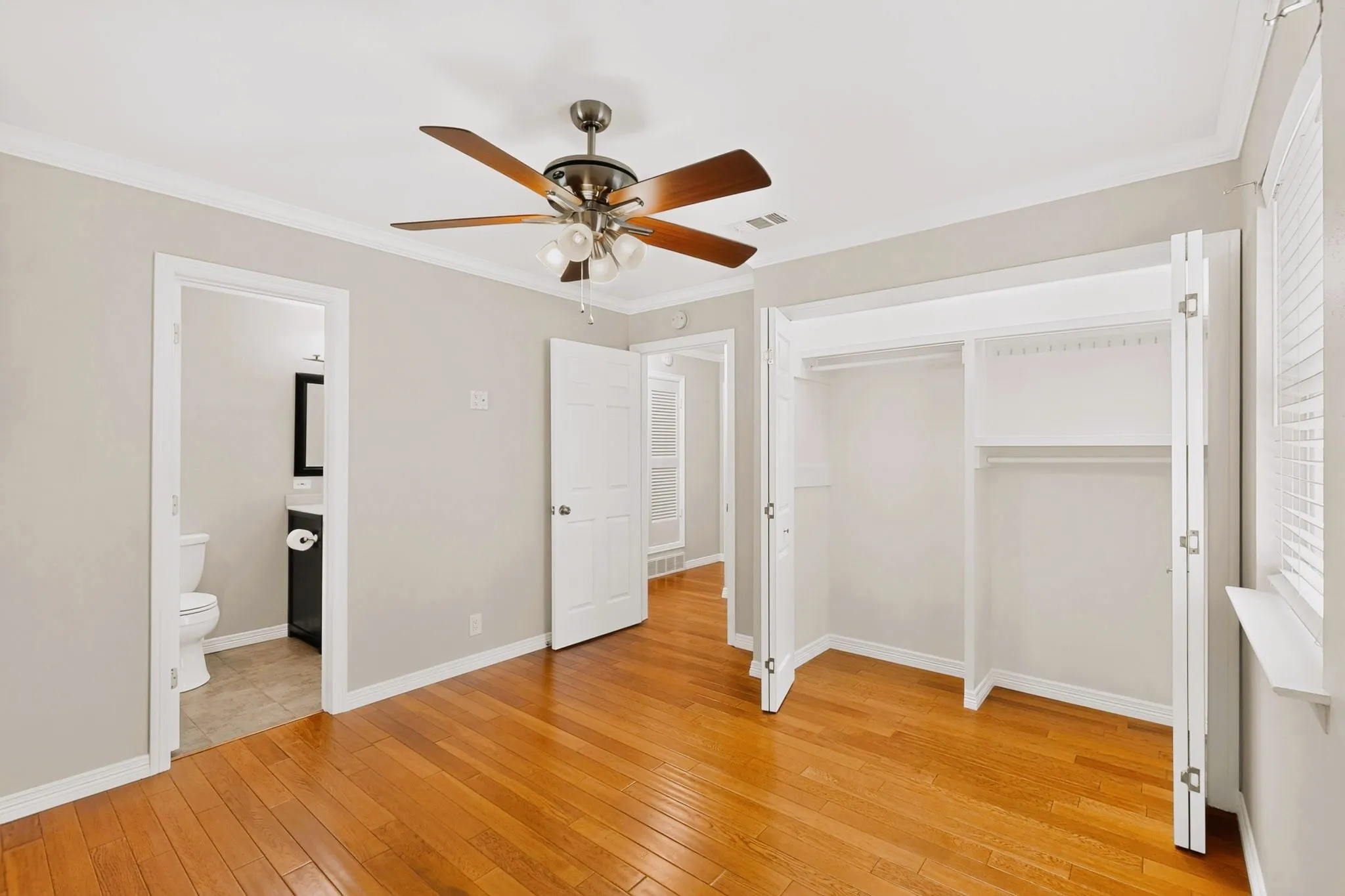 Single Family Residence For Sale in Tarrant County , 1207 Aransas Drive, Euless, Texas 76039, 3 Bedroom, 1 Bathroom, 1 Garage spaces, 1,132 Sqft, built in 1963, mls#21348771, Real Estate Agent in Euless, Homes For Sale in Tarrant county, Homes For Sale in Euless, Realtor in Euless Texas, Real Estate Brokerage Independent Realty Texas, Luminita Cordes Realtor