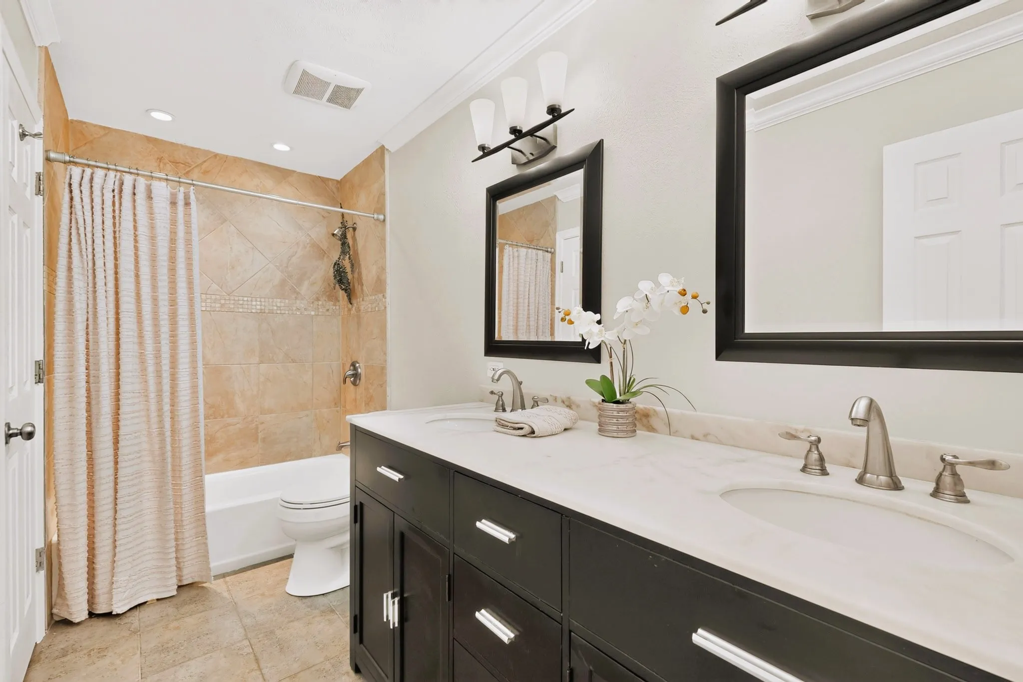 Single Family Residence For Sale in Tarrant County , 1207 Aransas Drive, Euless, Texas 76039, 3 Bedroom, 1 Bathroom, 1 Garage spaces, 1,132 Sqft, built in 1963, mls#21348771, Real Estate Agent in Euless, Homes For Sale in Tarrant county, Homes For Sale in Euless, Realtor in Euless Texas, Real Estate Brokerage Independent Realty Texas, Luminita Cordes Realtor