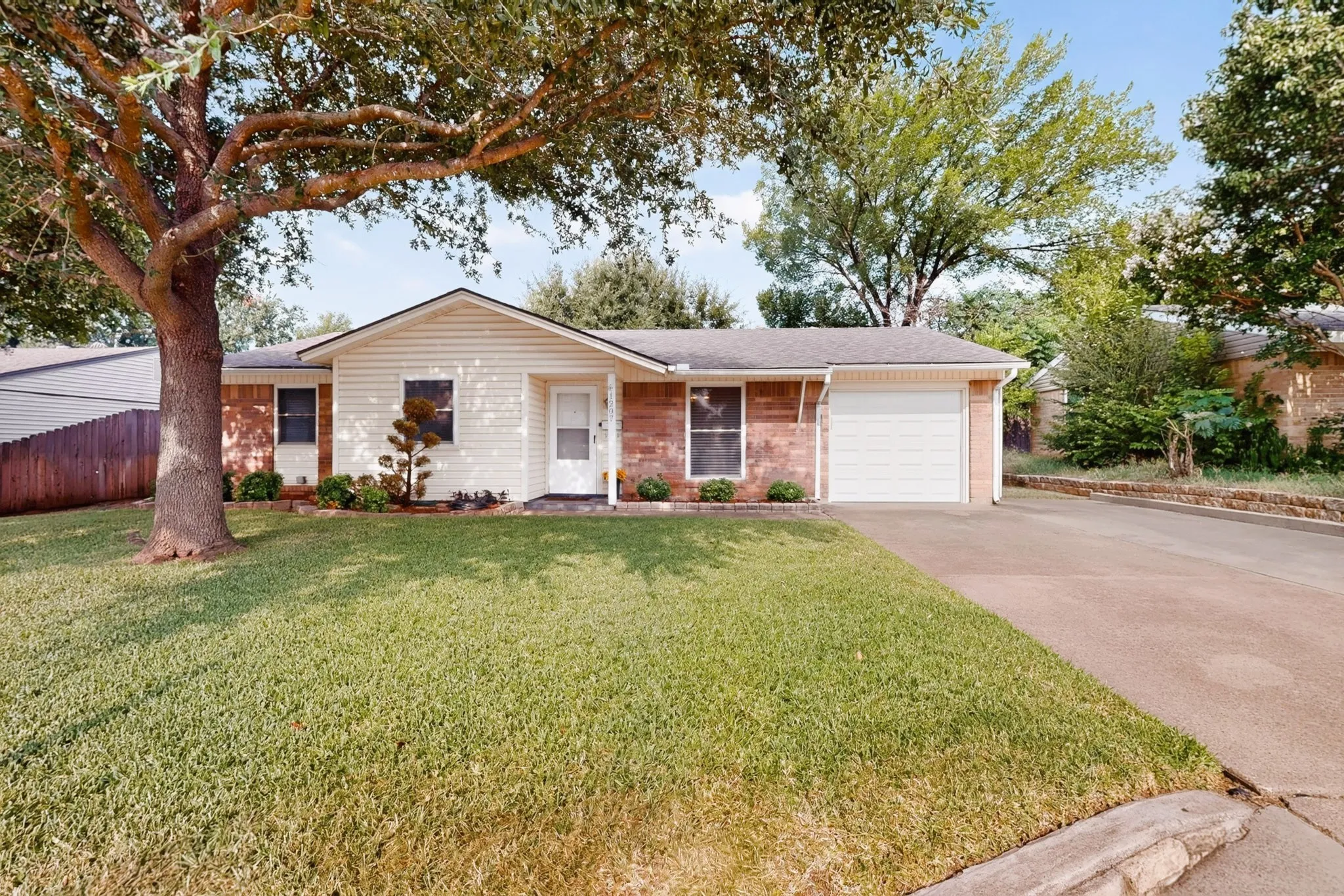 Single Family Residence For Sale in Tarrant County , 1207 Aransas Drive, Euless, Texas 76039, 3 Bedroom, 1 Bathroom, 1 Garage spaces, 1,132 Sqft, built in 1963, mls#21348771, Real Estate Agent in Euless, Homes For Sale in Tarrant county, Homes For Sale in Euless, Realtor in Euless Texas, Real Estate Brokerage Independent Realty Texas, Luminita Cordes Realtor