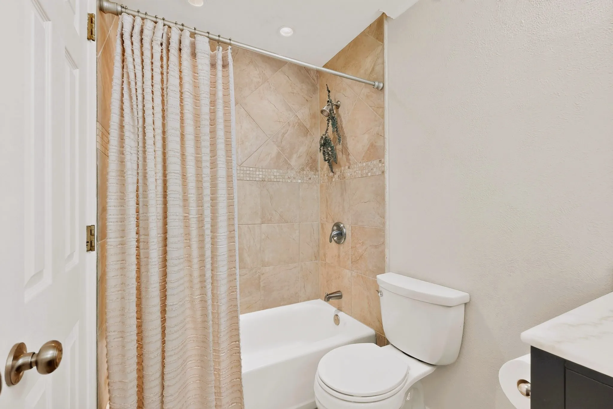Single Family Residence For Sale in Tarrant County , 1207 Aransas Drive, Euless, Texas 76039, 3 Bedroom, 1 Bathroom, 1 Garage spaces, 1,132 Sqft, built in 1963, mls#21348771, Real Estate Agent in Euless, Homes For Sale in Tarrant county, Homes For Sale in Euless, Realtor in Euless Texas, Real Estate Brokerage Independent Realty Texas, Luminita Cordes Realtor