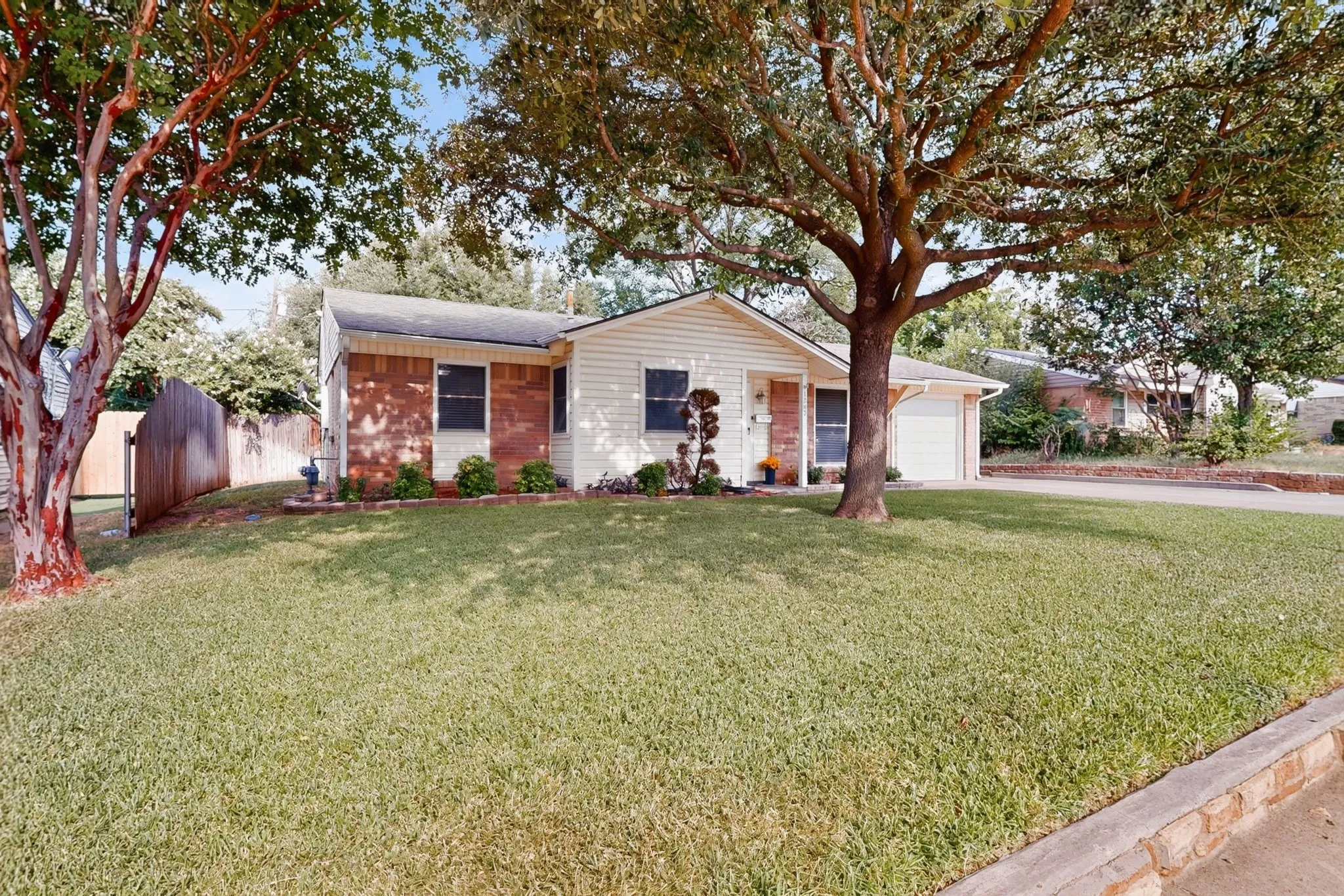 Single Family Residence For Sale in Tarrant County , 1207 Aransas Drive, Euless, Texas 76039, 3 Bedroom, 1 Bathroom, 1 Garage spaces, 1,132 Sqft, built in 1963, mls#21348771, Real Estate Agent in Euless, Homes For Sale in Tarrant county, Homes For Sale in Euless, Realtor in Euless Texas, Real Estate Brokerage Independent Realty Texas, Luminita Cordes Realtor