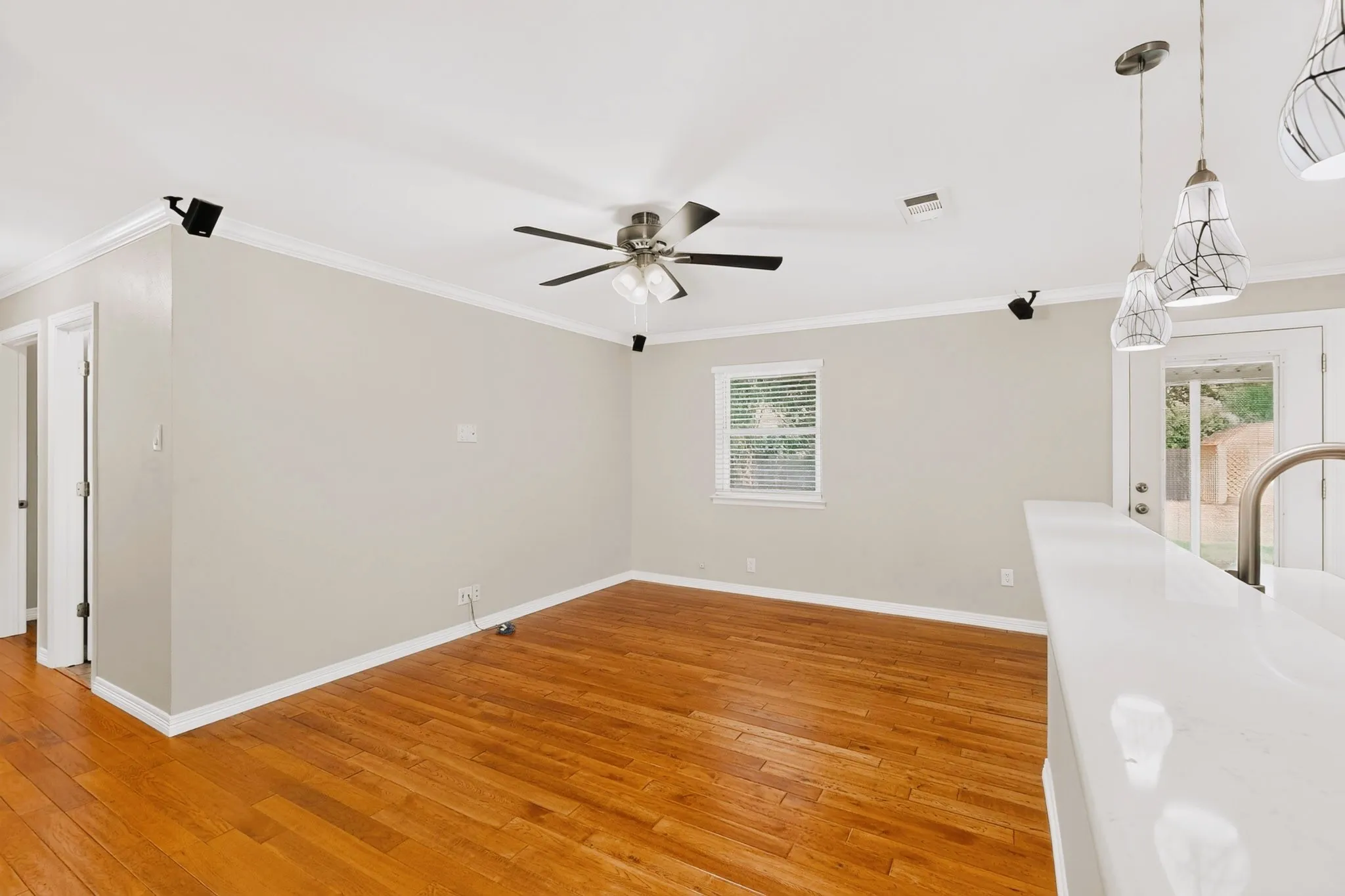 Single Family Residence For Sale in Tarrant County , 1207 Aransas Drive, Euless, Texas 76039, 3 Bedroom, 1 Bathroom, 1 Garage spaces, 1,132 Sqft, built in 1963, mls#21348771, Real Estate Agent in Euless, Homes For Sale in Tarrant county, Homes For Sale in Euless, Realtor in Euless Texas, Real Estate Brokerage Independent Realty Texas, Luminita Cordes Realtor