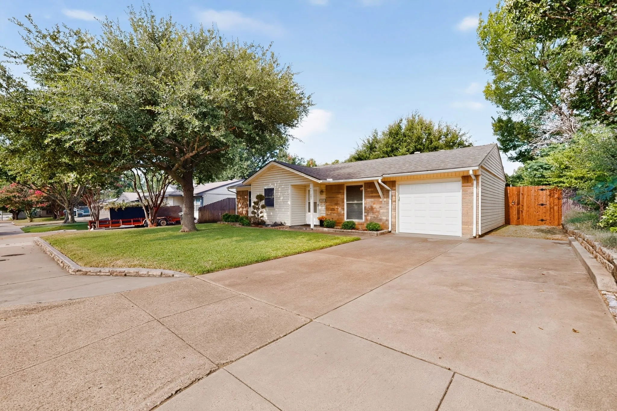 Single Family Residence For Sale in Tarrant County , 1207 Aransas Drive, Euless, Texas 76039, 3 Bedroom, 1 Bathroom, 1 Garage spaces, 1,132 Sqft, built in 1963, mls#21348771, Real Estate Agent in Euless, Homes For Sale in Tarrant county, Homes For Sale in Euless, Realtor in Euless Texas, Real Estate Brokerage Independent Realty Texas, Luminita Cordes Realtor