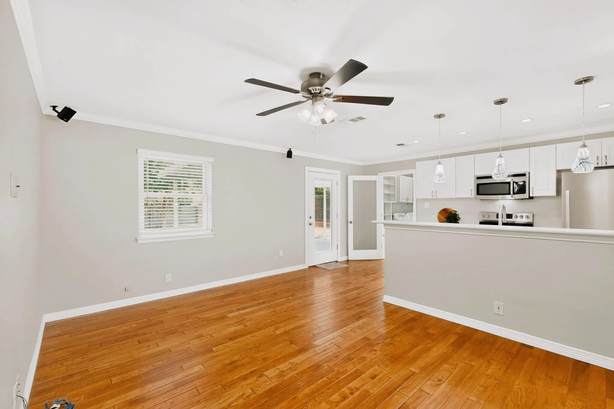 Single Family Residence For Sale in Tarrant County , 1207 Aransas Drive, Euless, Texas 76039, 3 Bedroom, 1 Bathroom, 1 Garage spaces, 1,132 Sqft, built in 1963, mls#21348771, Real Estate Agent in Euless, Homes For Sale in Tarrant county, Homes For Sale in Euless, Realtor in Euless Texas, Real Estate Brokerage Independent Realty Texas, Luminita Cordes Realtor
