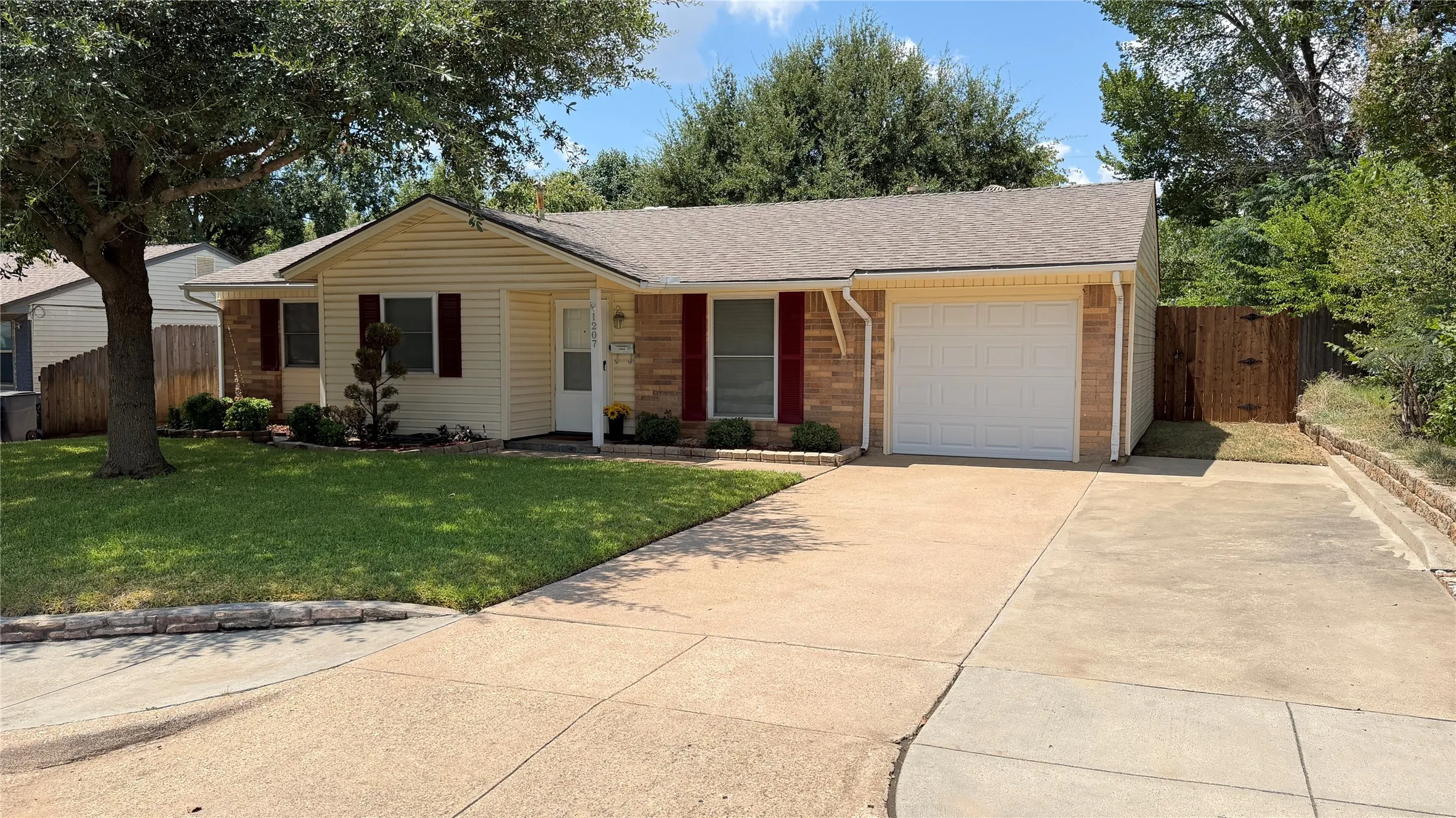 Single Family Residence For Sale in Tarrant County , 1207 Aransas Drive, Euless, Texas 76039, 3 Bedroom, 1 Bathroom, 1 Garage spaces, 1,132 Sqft, built in 1963, mls#21348771, Real Estate Agent in Euless, Homes For Sale in Tarrant county, Homes For Sale in Euless, Realtor in Euless Texas, Real Estate Brokerage Independent Realty Texas, Luminita Cordes Realtor