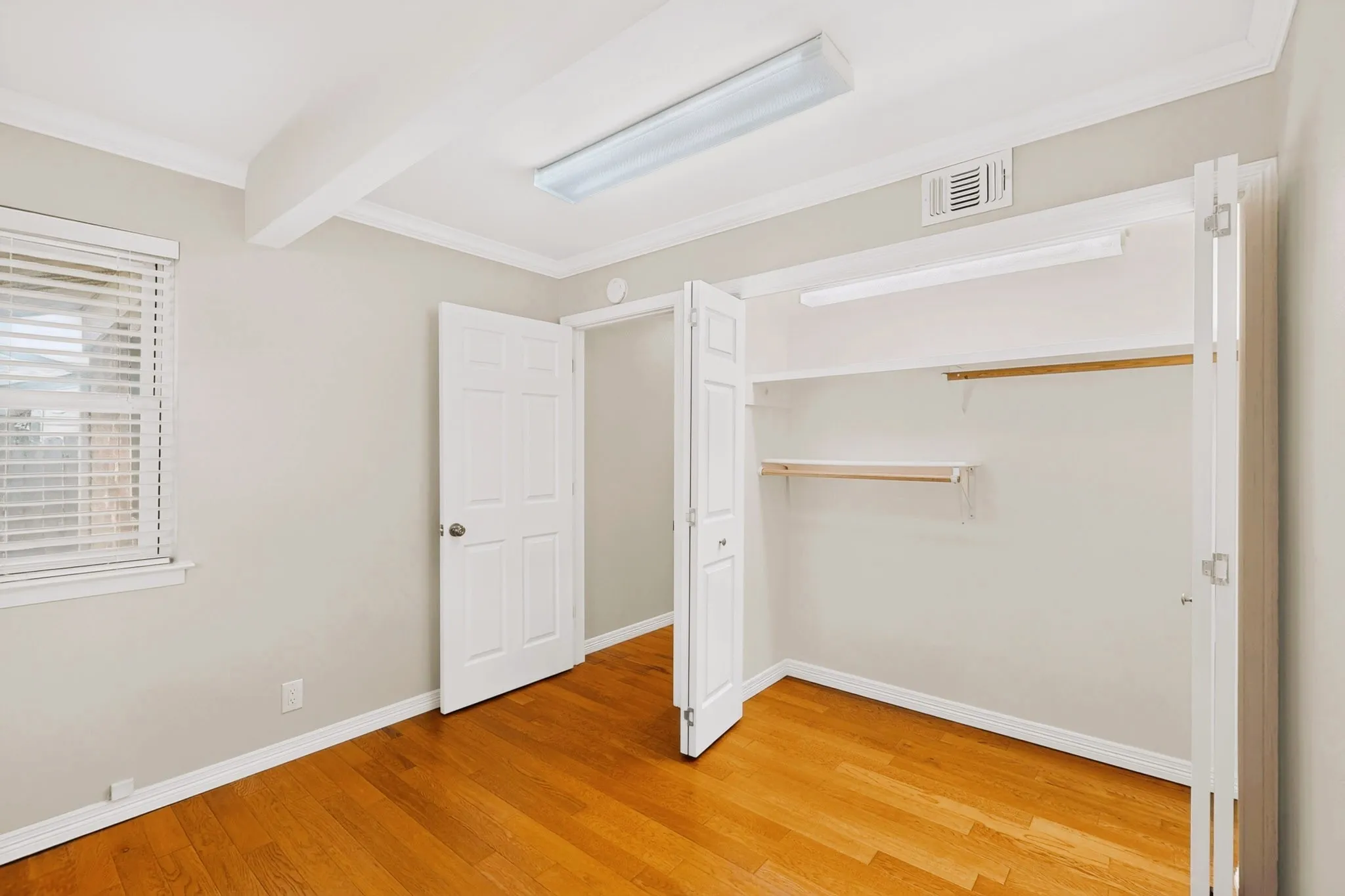 Single Family Residence For Sale in Tarrant County , 1207 Aransas Drive, Euless, Texas 76039, 3 Bedroom, 1 Bathroom, 1 Garage spaces, 1,132 Sqft, built in 1963, mls#21348771, Real Estate Agent in Euless, Homes For Sale in Tarrant county, Homes For Sale in Euless, Realtor in Euless Texas, Real Estate Brokerage Independent Realty Texas, Luminita Cordes Realtor
