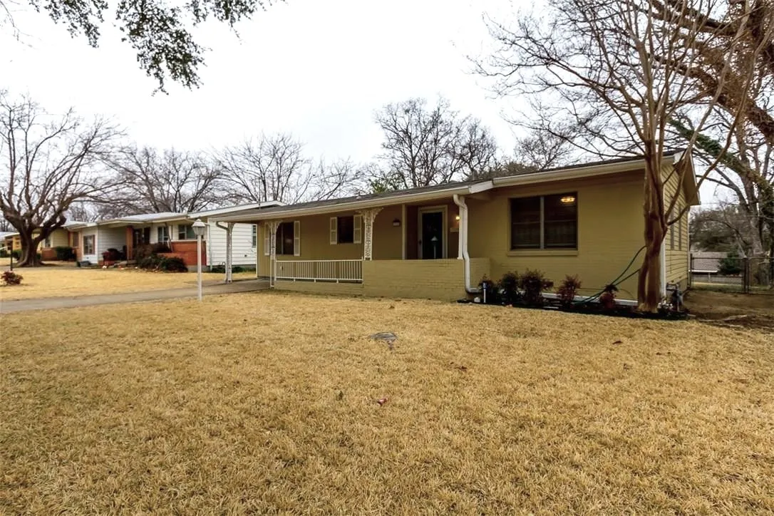Single Family Residence For Rent in Dallas County , 1214 Burleson Street, Grand Prairie, Texas 75050, 3 Bedroom, 2 Bathroom, Garage spaces, 1,292 Sqft, built in 1954, mls#21348818, Real Estate Agent in Grand Prairie, Homes For Rent in Dallas county, Homes For Rent in Grand Prairie, Realtor in Grand Prairie Texas, Real Estate Brokerage Independent Realty Texas, Luminita Cordes Realtor