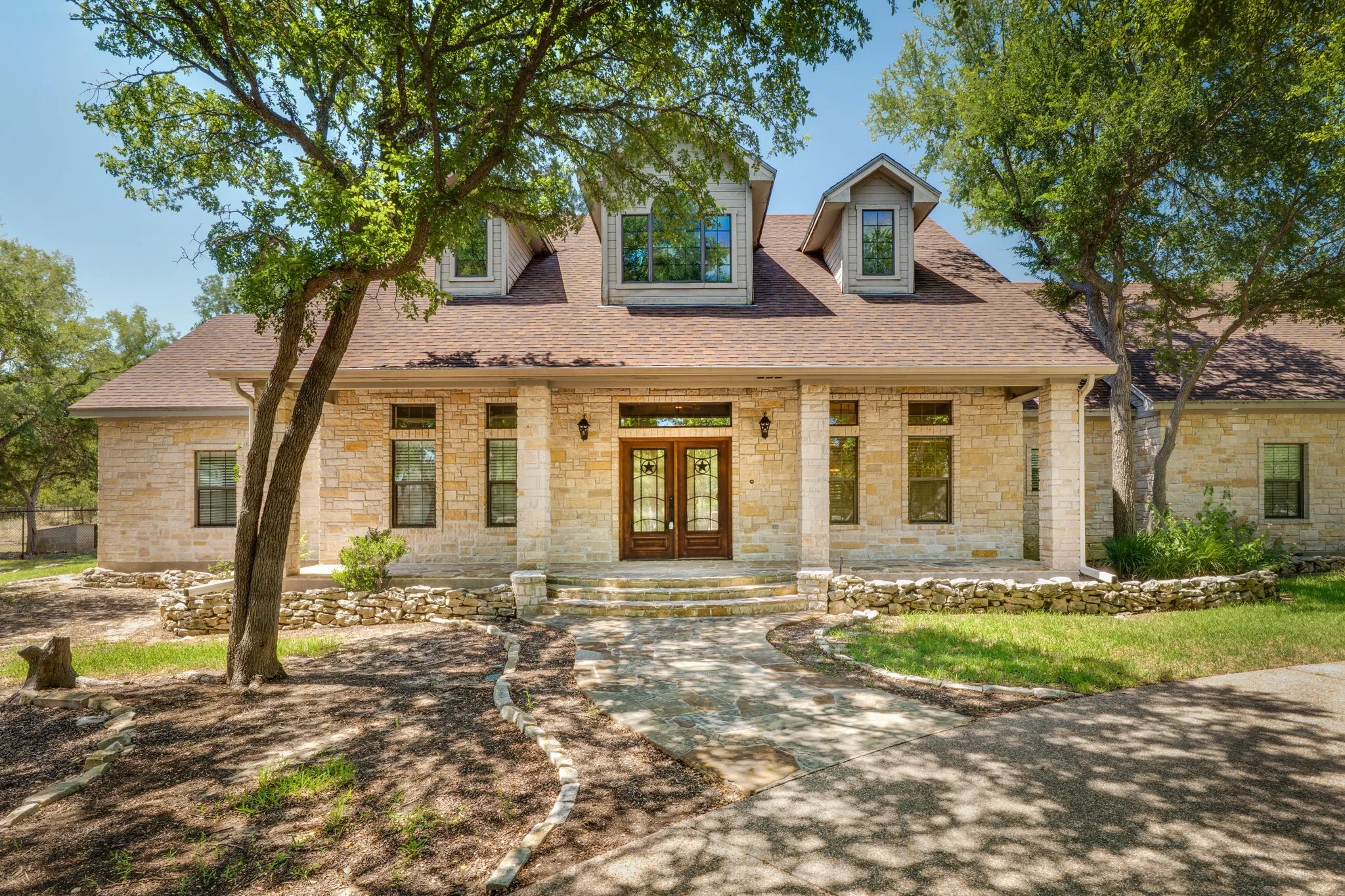 Single Family Residence For Sale in Mc Lennan County , 735 Winding Trail, Crawford, Texas 76638, 3 Bedrooms, 4 Bathrooms, 2 Garage spaces, 3,296 Sqft, built in 2004, Price $735,000, mls#21349493, Real Estate Agent in Crawford, Homes For Sale in Mc Lennan county, Homes For Sale in Crawford, Realtor in Crawford Texas, Real Estate Brokerage Independent Realty Texas, Luminita Cordes Realtor