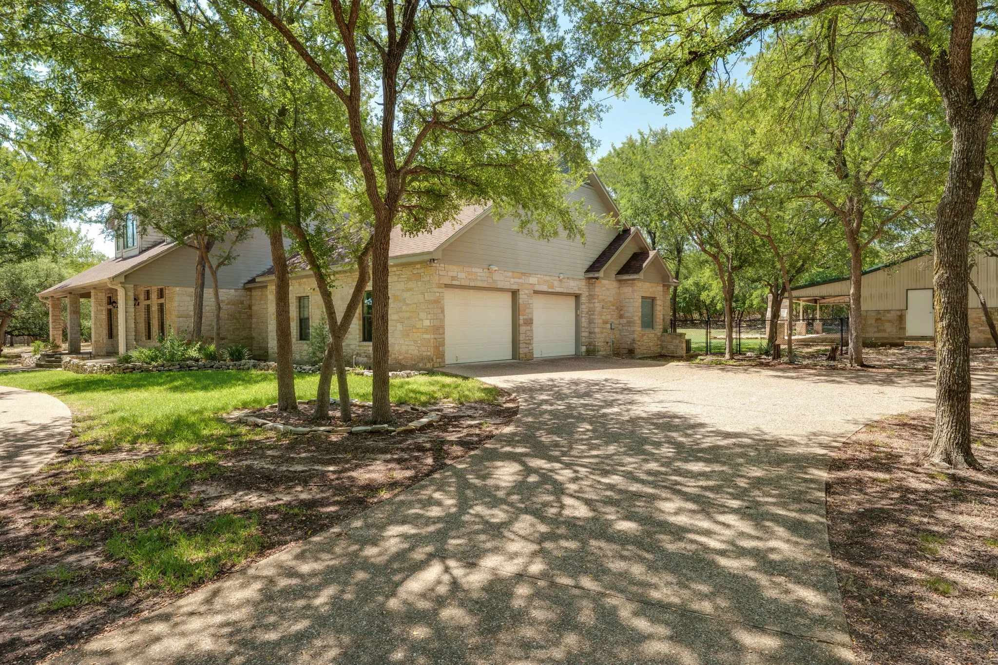 Single Family Residence For Sale in Mc Lennan County , 735 Winding Trail, Crawford, Texas 76638, 3 Bedrooms, 4 Bathrooms, 2 Garage spaces, 3,296 Sqft, built in 2004, Price $735,000, mls#21349493, Real Estate Agent in Crawford, Homes For Sale in Mc Lennan county, Homes For Sale in Crawford, Realtor in Crawford Texas, Real Estate Brokerage Independent Realty Texas, Luminita Cordes Realtor