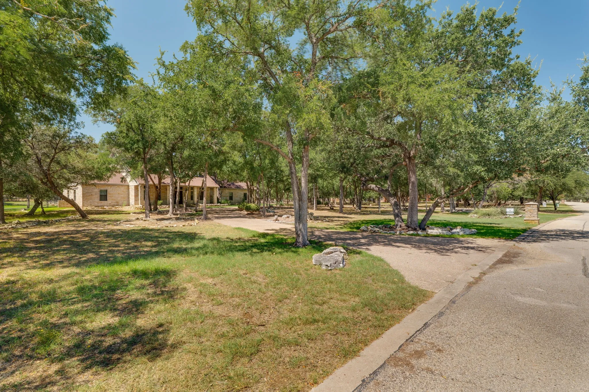 Single Family Residence For Sale in Mc Lennan County , 735 Winding Trail, Crawford, Texas 76638, 3 Bedrooms, 4 Bathrooms, 2 Garage spaces, 3,296 Sqft, built in 2004, Price $735,000, mls#21349493, Real Estate Agent in Crawford, Homes For Sale in Mc Lennan county, Homes For Sale in Crawford, Realtor in Crawford Texas, Real Estate Brokerage Independent Realty Texas, Luminita Cordes Realtor