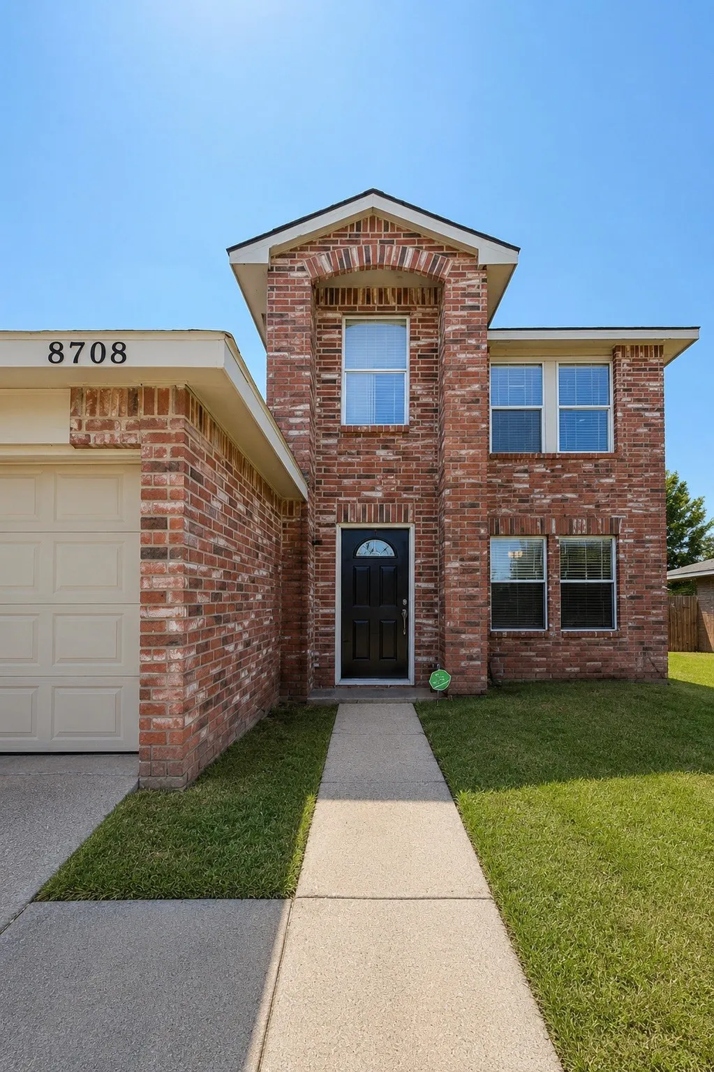 Single Family Residence For Sale in Tarrant County , 8708 Saddle Ridge Circle, Fort Worth, Texas 76123, 4 Bedroom, 3 Bathroom, 2 Garage spaces, 2,484 Sqft, built in 1999, mls#21347621, Real Estate Agent in Fort Worth, Homes For Sale in Tarrant county, Homes For Sale in Fort Worth, Realtor in Fort Worth Texas, Real Estate Brokerage Independent Realty Texas, Luminita Cordes Realtor