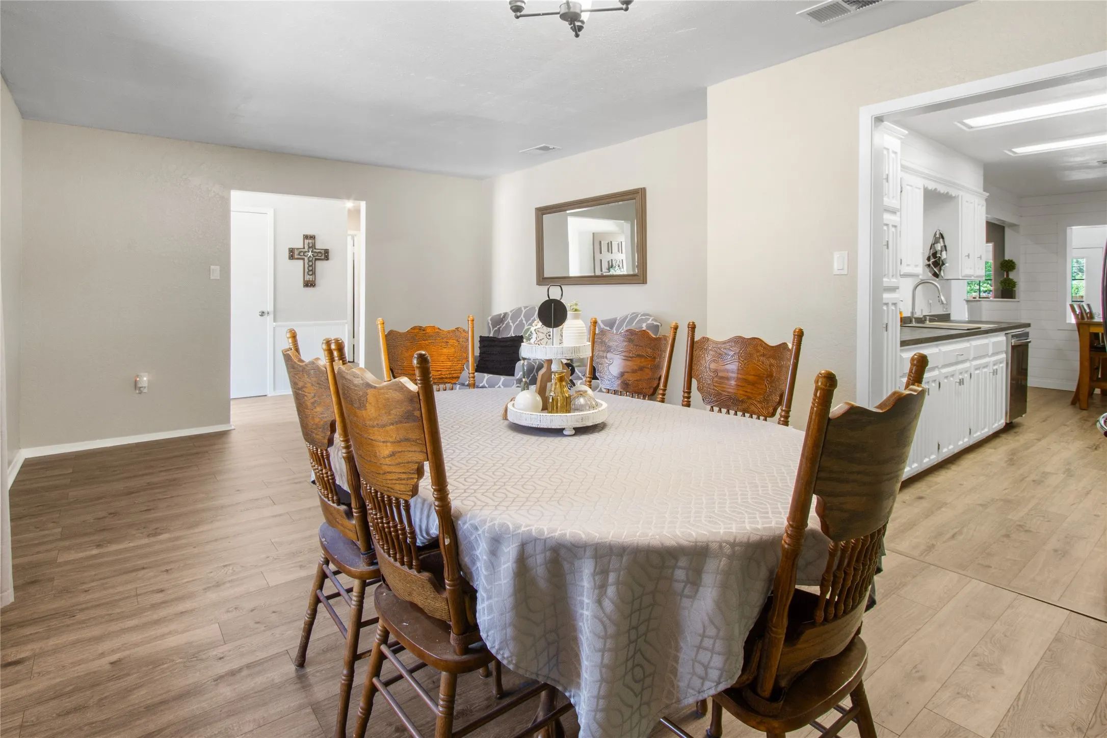 Single Family Residence For Sale in Taylor County , 3009 Gilmer Avenue, Abilene, Texas 79606, 4 Bedroom, 2 Bathroom, 2 Garage spaces, 2,277 Sqft, built in 1978, mls#21349591, Real Estate Agent in Abilene, Homes For Sale in Taylor county, Homes For Sale in Abilene, Realtor in Abilene Texas, Real Estate Brokerage Independent Realty Texas, Luminita Cordes Realtor