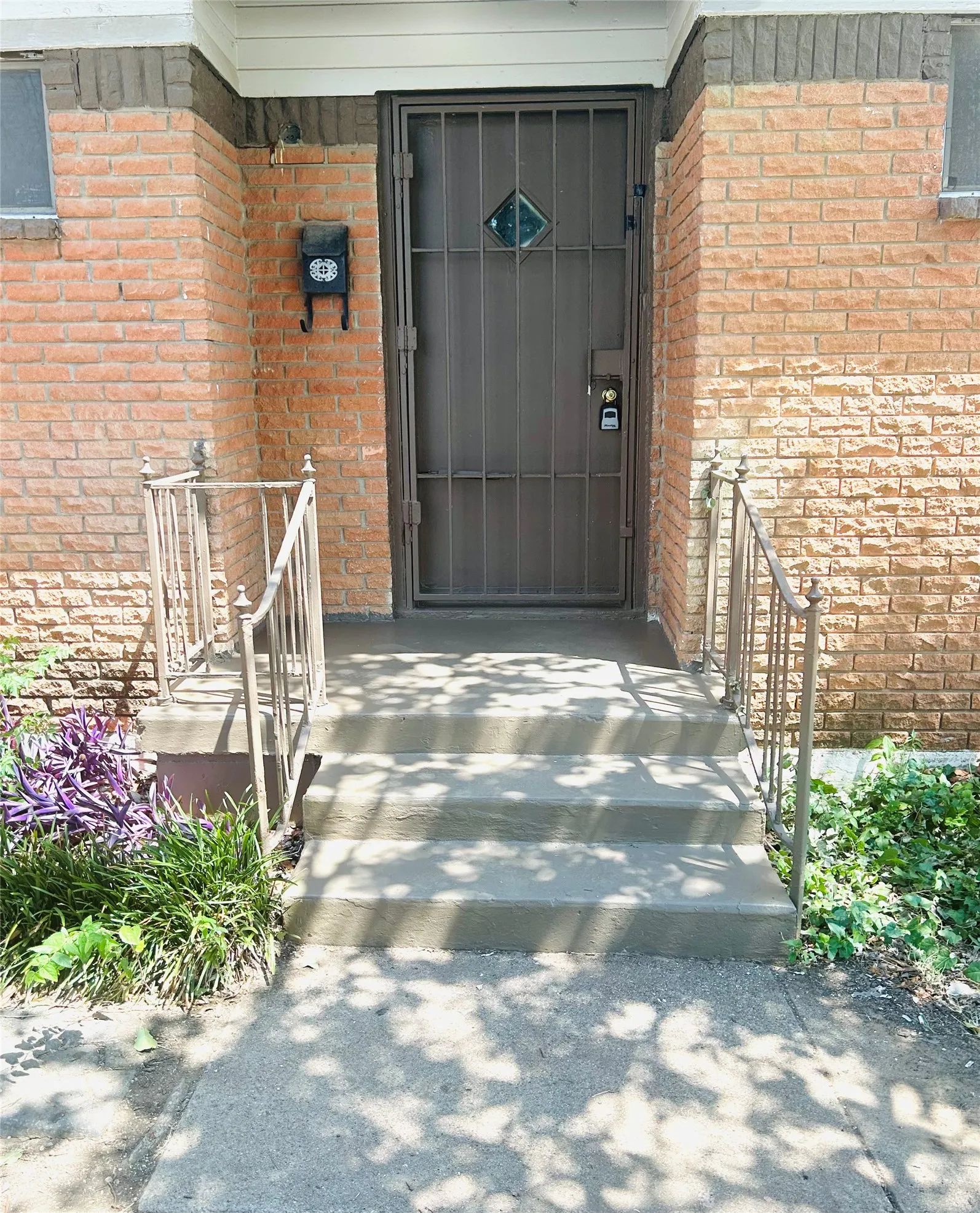 Single Family Residence For Sale in Tarrant County , 1355 Glen Garden Drive, Fort Worth, Texas 76104, 3 Bedroom, 2 Bathroom, Garage spaces, 1,412 Sqft, built in 1950, mls#21349871, Real Estate Agent in Fort Worth, Homes For Sale in Tarrant county, Homes For Sale in Fort Worth, Realtor in Fort Worth Texas, Real Estate Brokerage Independent Realty Texas, Luminita Cordes Realtor