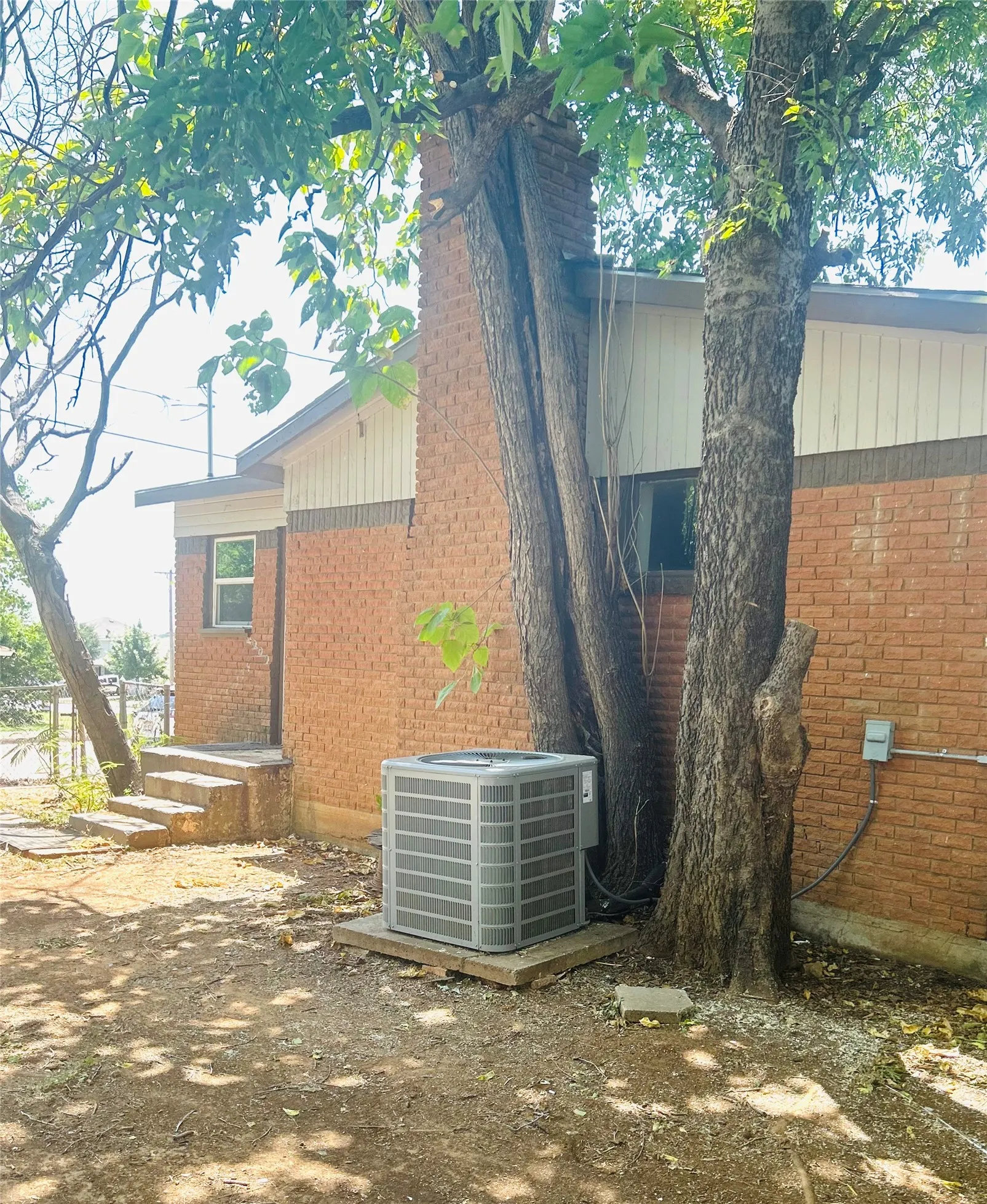 Single Family Residence For Sale in Tarrant County , 1355 Glen Garden Drive, Fort Worth, Texas 76104, 3 Bedroom, 2 Bathroom, Garage spaces, 1,412 Sqft, built in 1950, mls#21349871, Real Estate Agent in Fort Worth, Homes For Sale in Tarrant county, Homes For Sale in Fort Worth, Realtor in Fort Worth Texas, Real Estate Brokerage Independent Realty Texas, Luminita Cordes Realtor