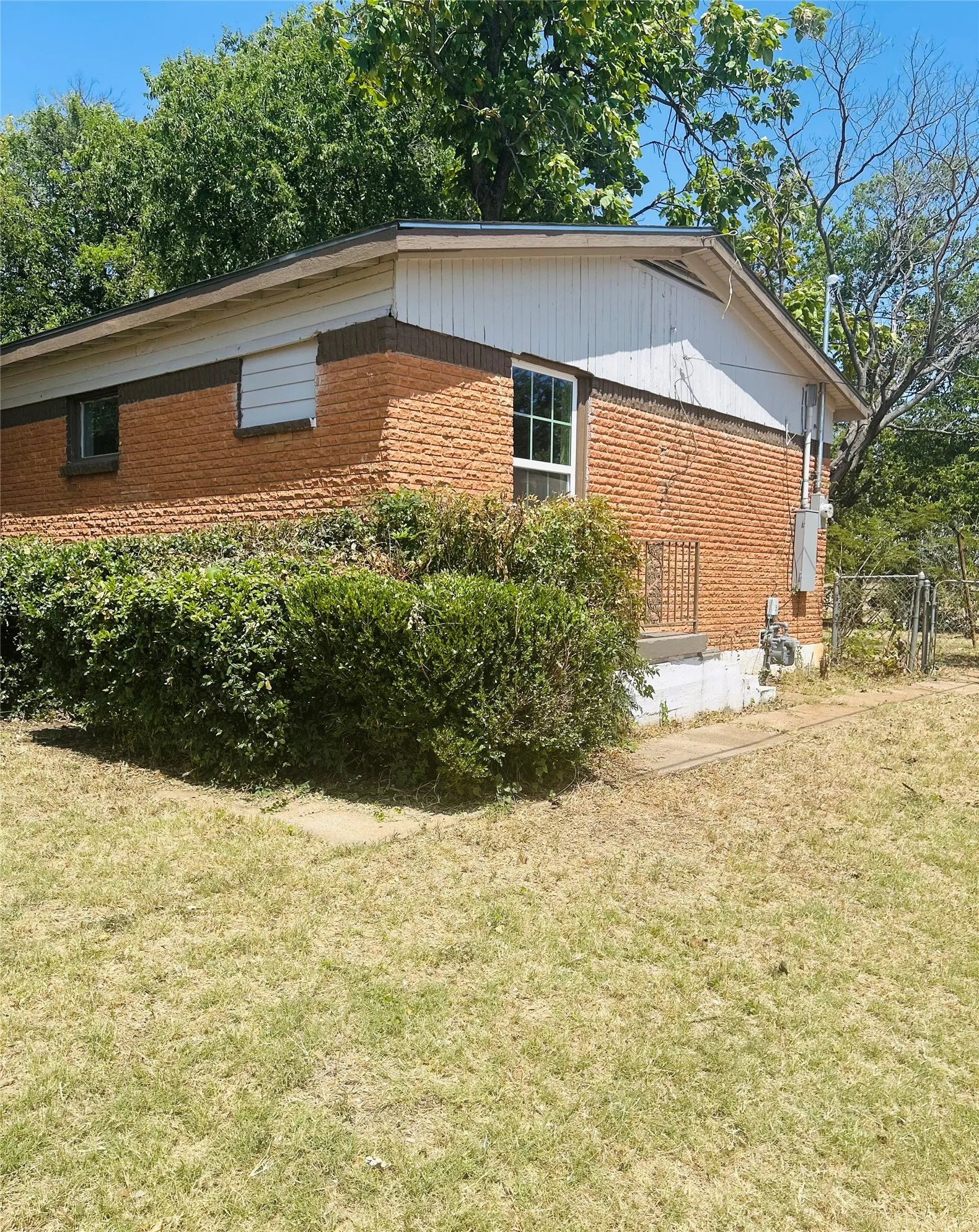 Single Family Residence For Sale in Tarrant County , 1355 Glen Garden Drive, Fort Worth, Texas 76104, 3 Bedroom, 2 Bathroom, Garage spaces, 1,412 Sqft, built in 1950, mls#21349871, Real Estate Agent in Fort Worth, Homes For Sale in Tarrant county, Homes For Sale in Fort Worth, Realtor in Fort Worth Texas, Real Estate Brokerage Independent Realty Texas, Luminita Cordes Realtor