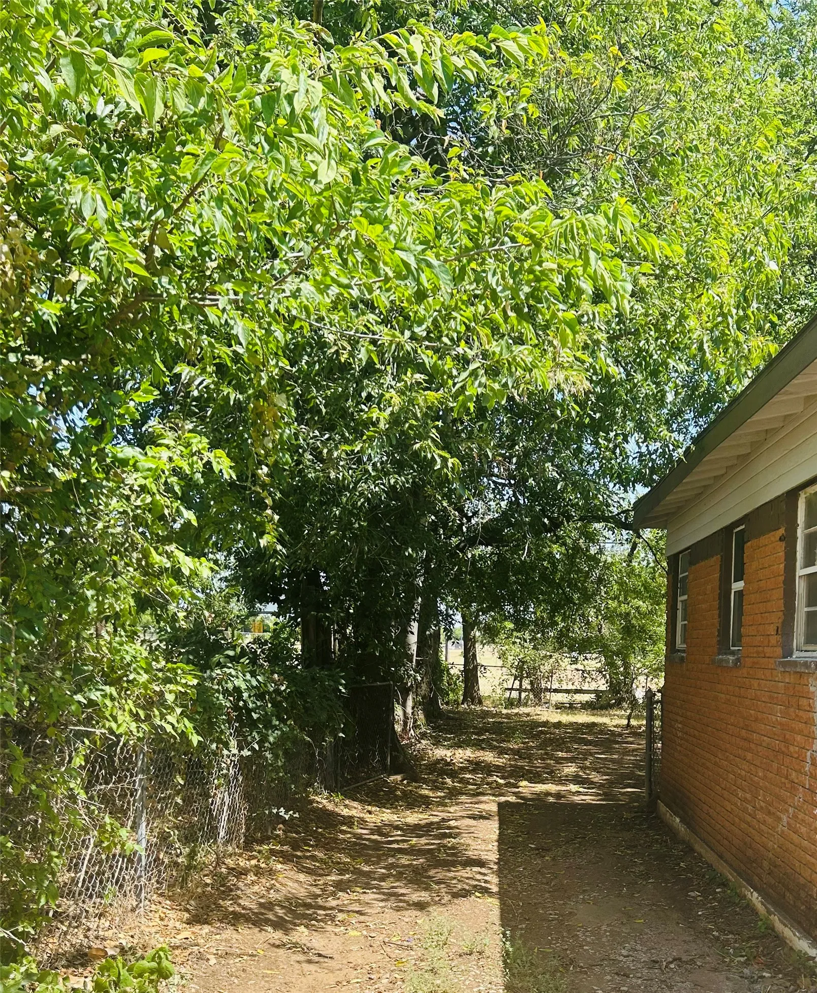 Single Family Residence For Sale in Tarrant County , 1355 Glen Garden Drive, Fort Worth, Texas 76104, 3 Bedroom, 2 Bathroom, Garage spaces, 1,412 Sqft, built in 1950, mls#21349871, Real Estate Agent in Fort Worth, Homes For Sale in Tarrant county, Homes For Sale in Fort Worth, Realtor in Fort Worth Texas, Real Estate Brokerage Independent Realty Texas, Luminita Cordes Realtor