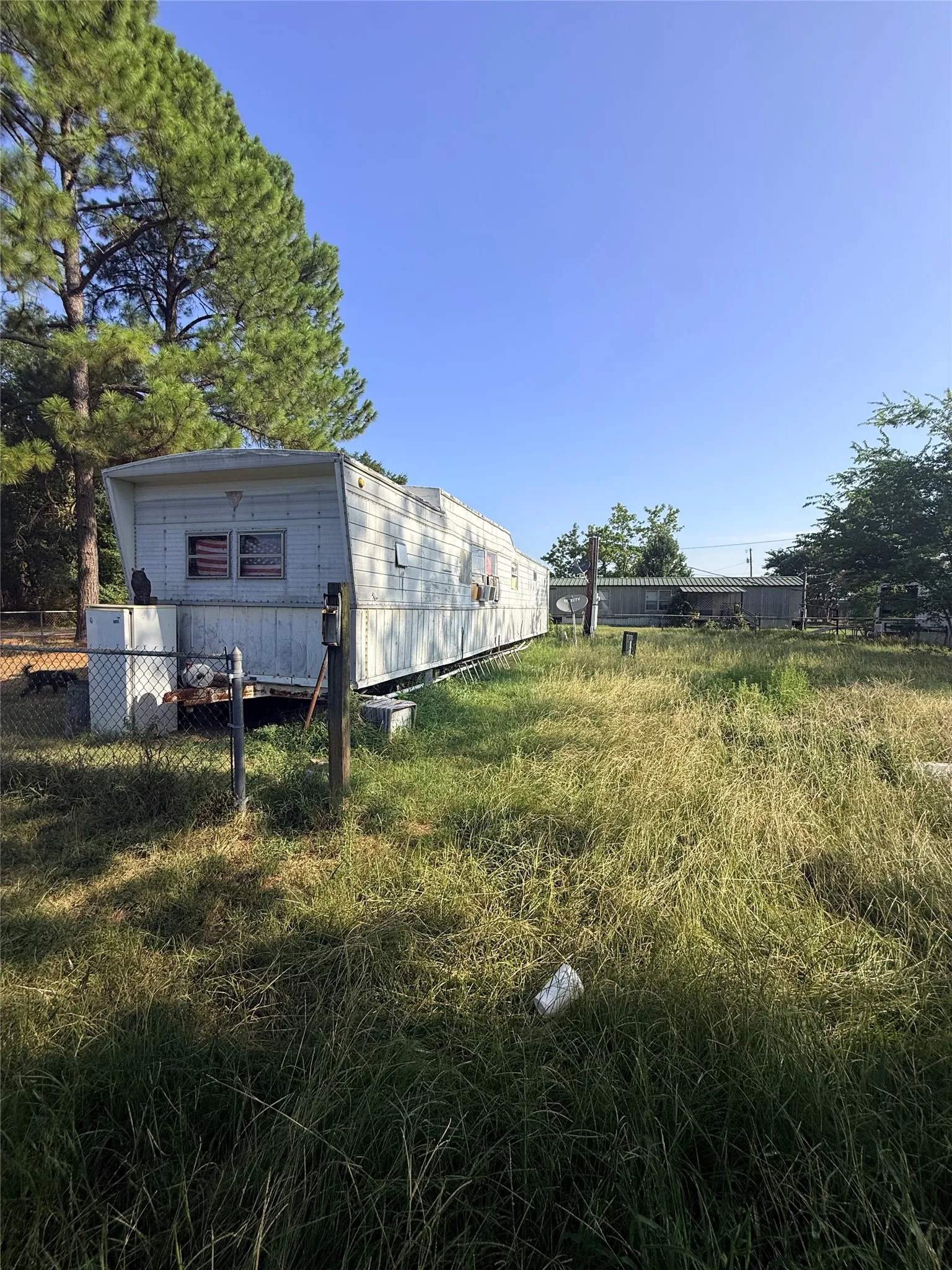 Mobile Home For Sale in Henderson County , 405 Sunset Drive, Tool, Texas 75143, 1 Bedroom, 1 Bathroom, Garage spaces, 480 Sqft, built in 1988, mls#21349877, Real Estate Agent in Tool, Homes For Sale in Henderson county, Homes For Sale in Tool, Realtor in Tool Texas, Real Estate Brokerage Independent Realty Texas, Luminita Cordes Realtor