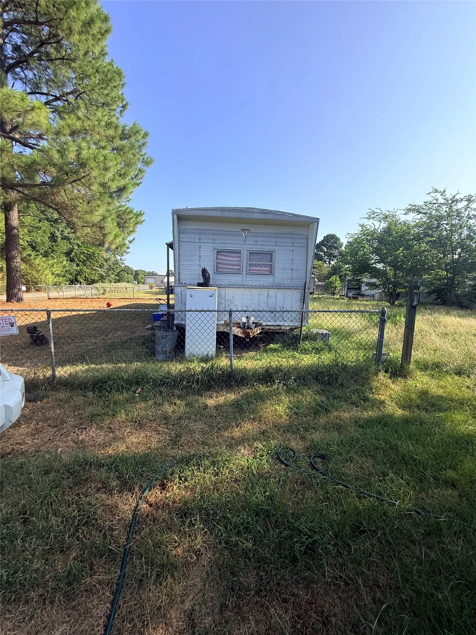 Mobile Home For Sale in Henderson County , 405 Sunset Drive, Tool, Texas 75143, 1 Bedroom, 1 Bathroom, Garage spaces, 480 Sqft, built in 1988, mls#21349877, Real Estate Agent in Tool, Homes For Sale in Henderson county, Homes For Sale in Tool, Realtor in Tool Texas, Real Estate Brokerage Independent Realty Texas, Luminita Cordes Realtor
