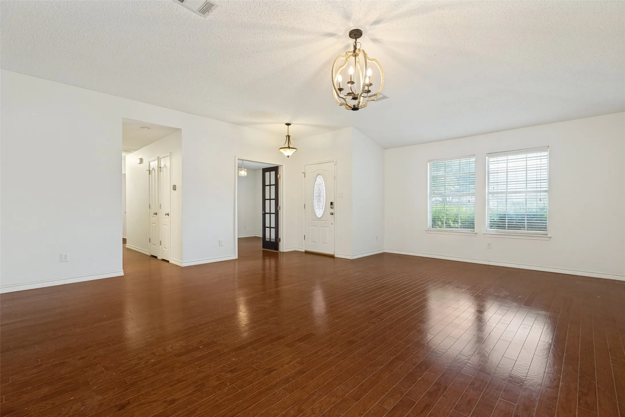 Single Family Residence For Sale in Collin County , 905 Larkspur Drive, Allen, Texas 75002, 3 Bedroom, 2 Bathroom, 2 Garage spaces, 2,084 Sqft, built in 2000, mls#21347880, Real Estate Agent in Allen, Homes For Sale in Collin county, Homes For Sale in Allen, Realtor in Allen Texas, Real Estate Brokerage Independent Realty Texas, Luminita Cordes Realtor