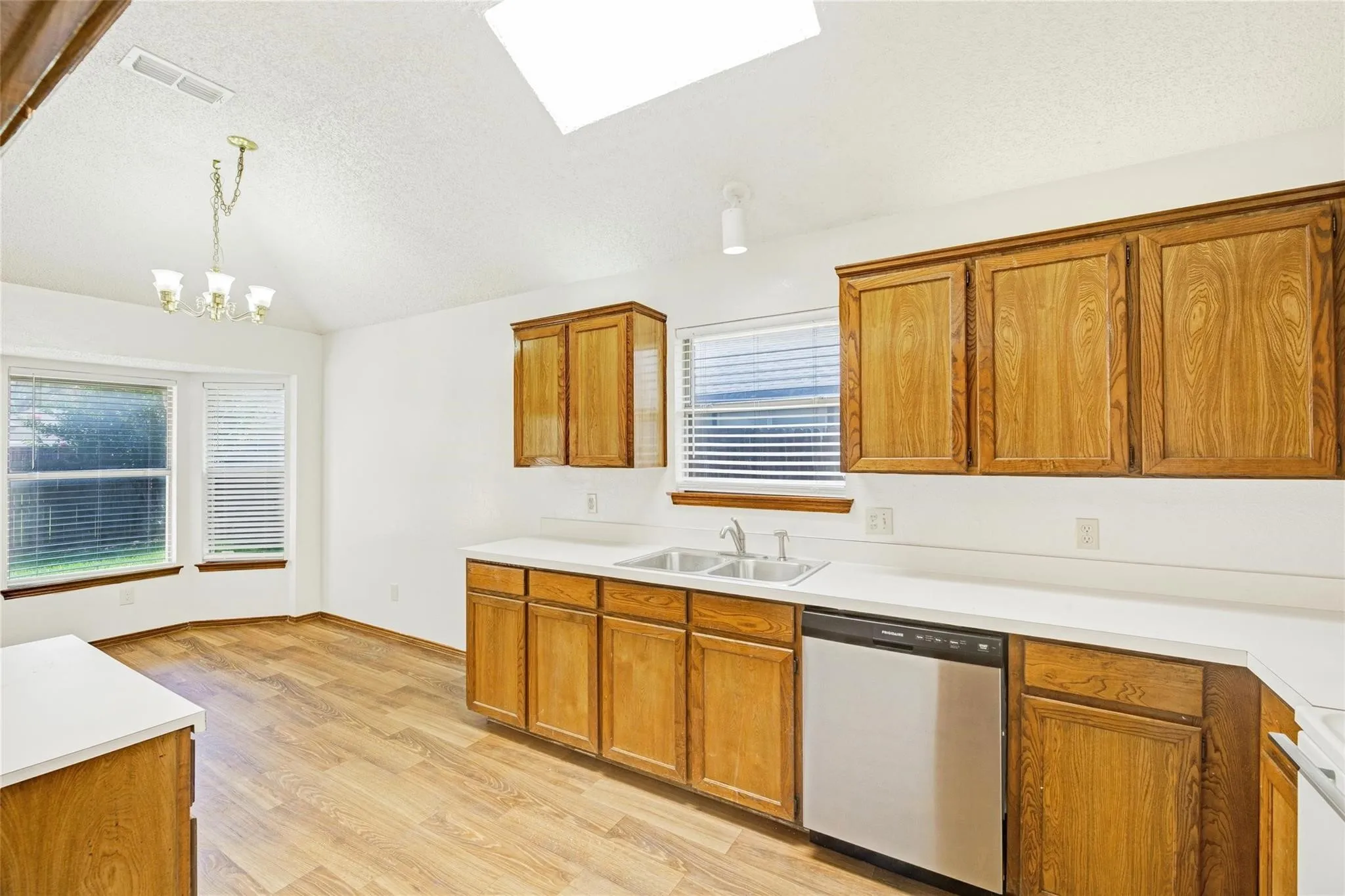 Single Family Residence For Rent in Tarrant County , 810 Castleview Drive, Arlington, Texas 76001, 3 Bedroom, 2 Bathroom, 2 Garage spaces, 1,505 Sqft, built in 1987, Price $1,995, mls#21349888, Real Estate Agent in Arlington, Homes For Rent in Tarrant county, Homes For Rent in Arlington, Realtor in Arlington Texas, Real Estate Brokerage Independent Realty Texas, Luminita Cordes Realtor