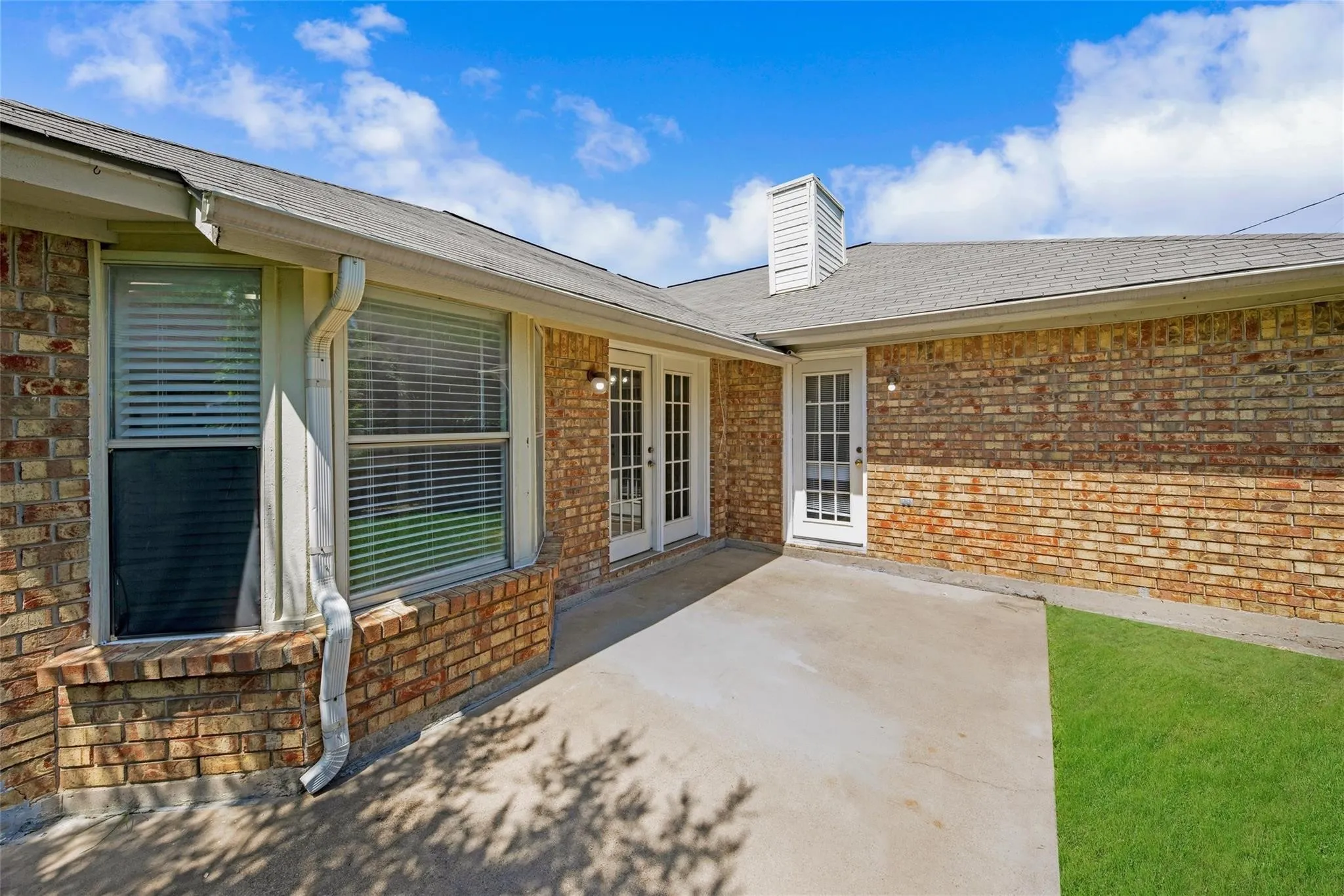 Single Family Residence For Rent in Tarrant County , 810 Castleview Drive, Arlington, Texas 76001, 3 Bedroom, 2 Bathroom, 2 Garage spaces, 1,505 Sqft, built in 1987, Price $1,995, mls#21349888, Real Estate Agent in Arlington, Homes For Rent in Tarrant county, Homes For Rent in Arlington, Realtor in Arlington Texas, Real Estate Brokerage Independent Realty Texas, Luminita Cordes Realtor