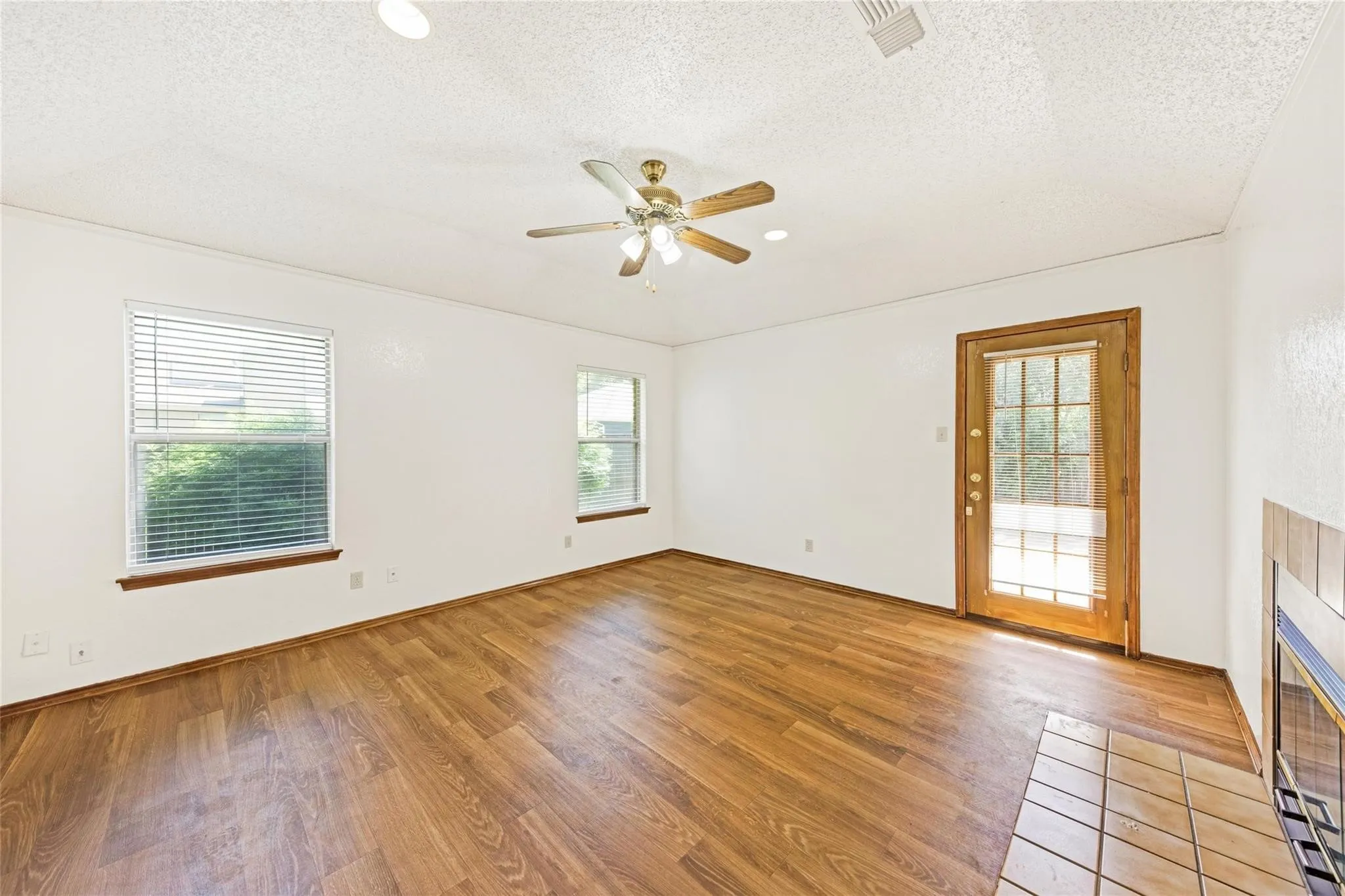 Single Family Residence For Rent in Tarrant County , 810 Castleview Drive, Arlington, Texas 76001, 3 Bedroom, 2 Bathroom, 2 Garage spaces, 1,505 Sqft, built in 1987, Price $1,995, mls#21349888, Real Estate Agent in Arlington, Homes For Rent in Tarrant county, Homes For Rent in Arlington, Realtor in Arlington Texas, Real Estate Brokerage Independent Realty Texas, Luminita Cordes Realtor