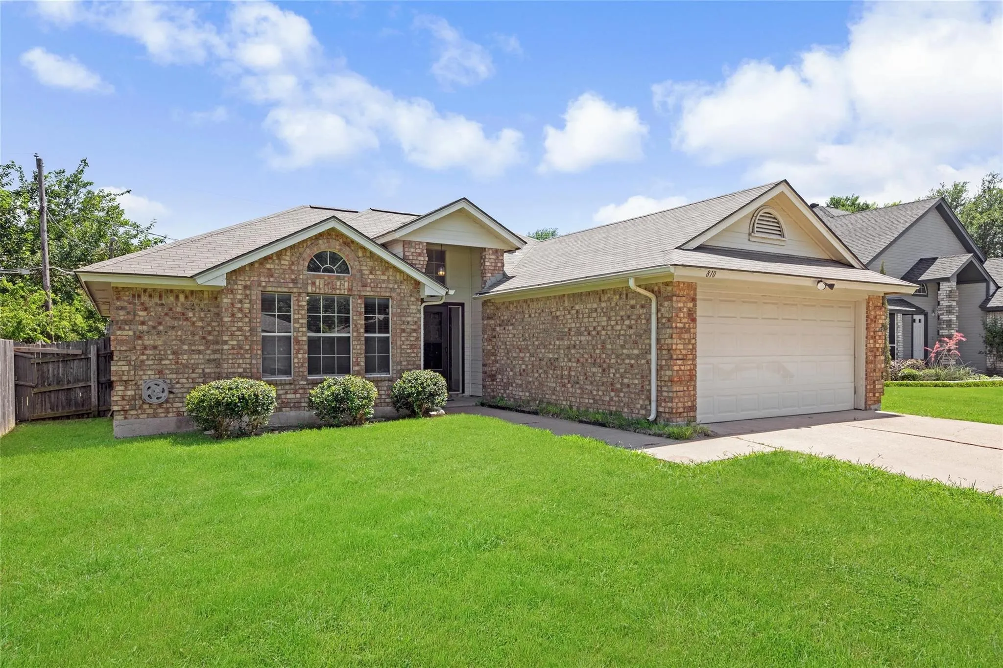 Single Family Residence For Rent in Tarrant County , 810 Castleview Drive, Arlington, Texas 76001, 3 Bedroom, 2 Bathroom, 2 Garage spaces, 1,505 Sqft, built in 1987, Price $1,995, mls#21349888, Real Estate Agent in Arlington, Homes For Rent in Tarrant county, Homes For Rent in Arlington, Realtor in Arlington Texas, Real Estate Brokerage Independent Realty Texas, Luminita Cordes Realtor