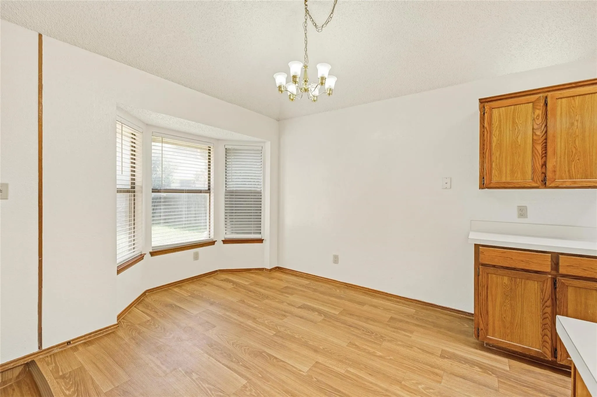 Single Family Residence For Rent in Tarrant County , 810 Castleview Drive, Arlington, Texas 76001, 3 Bedroom, 2 Bathroom, 2 Garage spaces, 1,505 Sqft, built in 1987, Price $1,995, mls#21349888, Real Estate Agent in Arlington, Homes For Rent in Tarrant county, Homes For Rent in Arlington, Realtor in Arlington Texas, Real Estate Brokerage Independent Realty Texas, Luminita Cordes Realtor