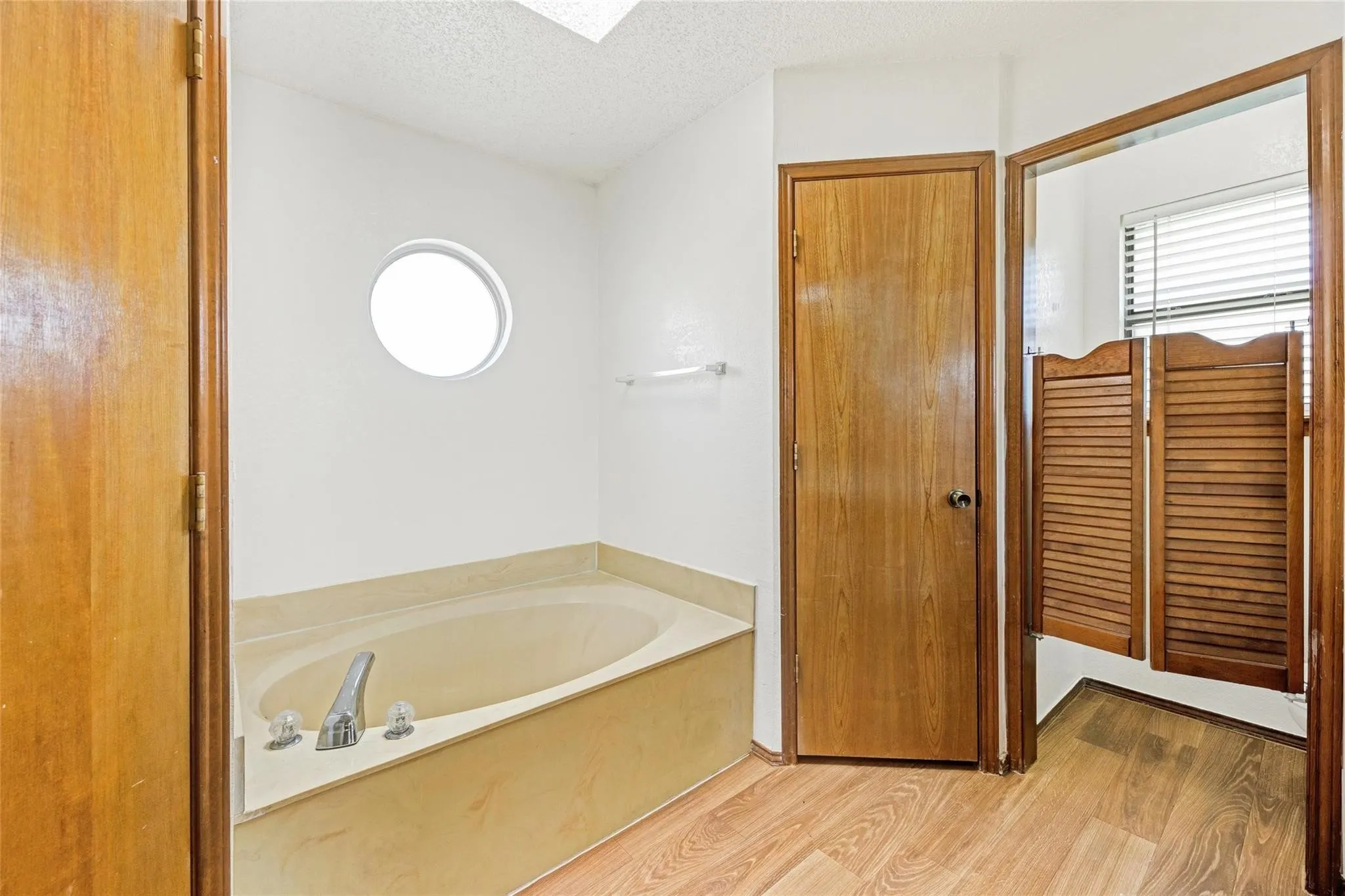 Single Family Residence For Rent in Tarrant County , 810 Castleview Drive, Arlington, Texas 76001, 3 Bedroom, 2 Bathroom, 2 Garage spaces, 1,505 Sqft, built in 1987, Price $1,995, mls#21349888, Real Estate Agent in Arlington, Homes For Rent in Tarrant county, Homes For Rent in Arlington, Realtor in Arlington Texas, Real Estate Brokerage Independent Realty Texas, Luminita Cordes Realtor