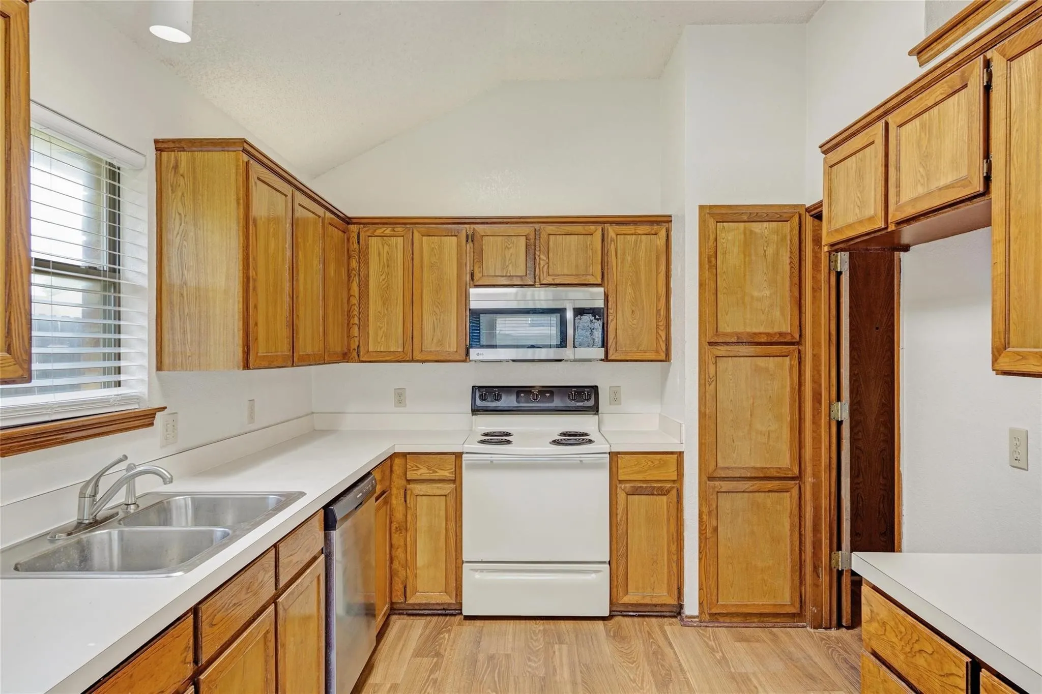 Single Family Residence For Rent in Tarrant County , 810 Castleview Drive, Arlington, Texas 76001, 3 Bedroom, 2 Bathroom, 2 Garage spaces, 1,505 Sqft, built in 1987, Price $1,995, mls#21349888, Real Estate Agent in Arlington, Homes For Rent in Tarrant county, Homes For Rent in Arlington, Realtor in Arlington Texas, Real Estate Brokerage Independent Realty Texas, Luminita Cordes Realtor